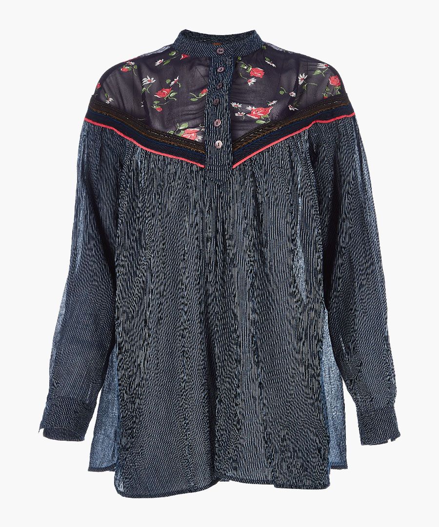 Free People Hearts and colors navy printed top
 

 Free-spirited, bohemian vibes run in the veins of American apparel brand Free People, specifically crafted with artistic women in mind.