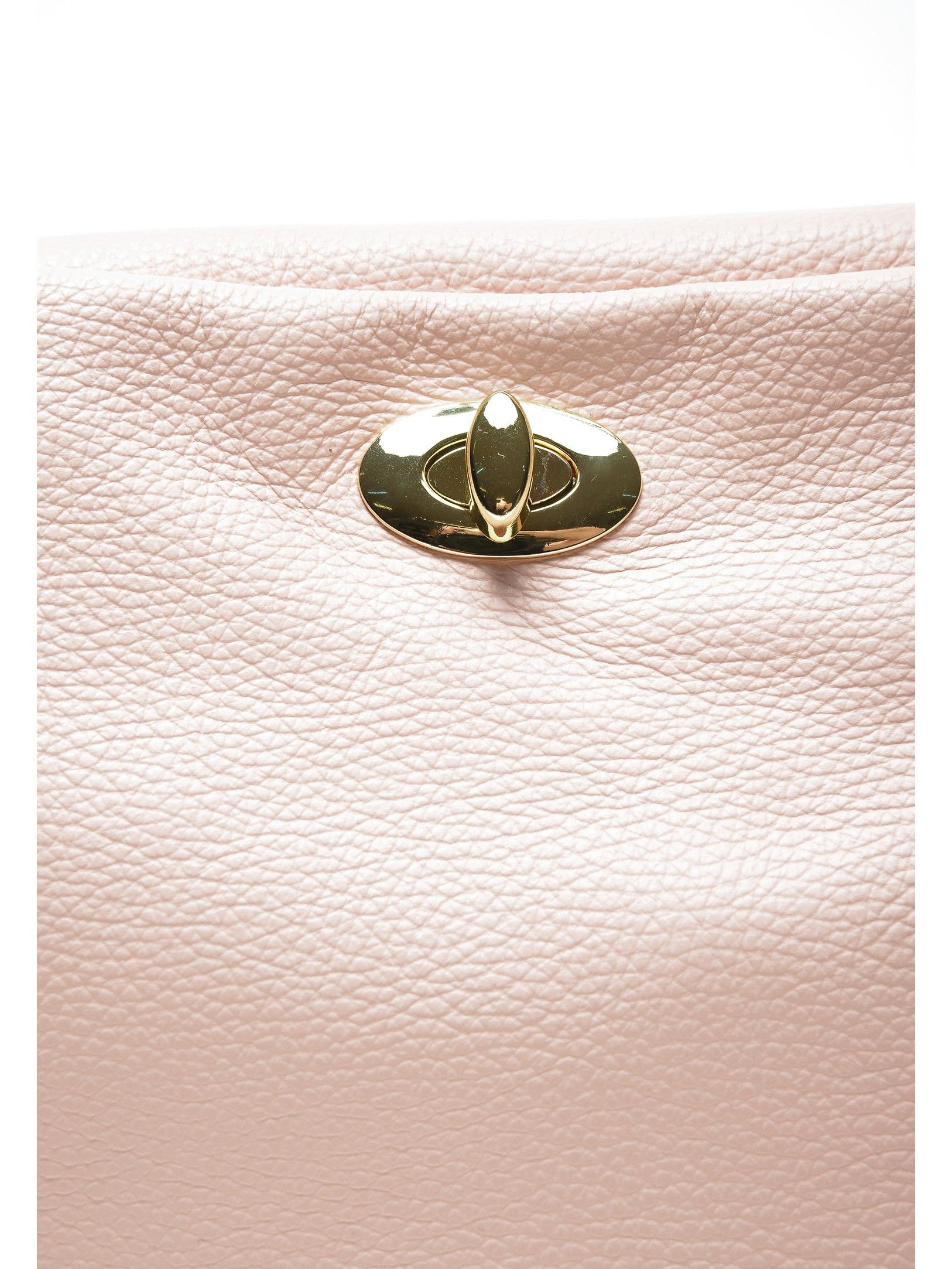 Handbag
100% cow leather
Flap over clasp closure
Inner zip pocket
Back zip pocket
Dimensions (L): 25x35x11.5 cm
Handle: 33 cm
Shoulder strap: 120 cm adjustable