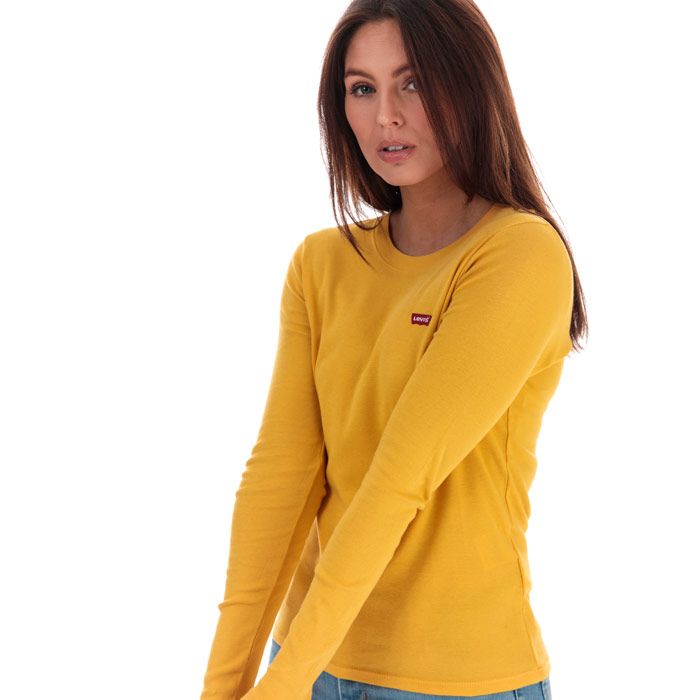 Womens Levis Long Sleeve Baby T- Shirt in gold.<BR><BR>- Crew neck.<BR>- Embroidered Levis logo patch to the left of the chest.<BR>- Long sleeves.<BR>- 100% Cotton. Machine wash at 30 degrees.<BR>- Ref: 695550023
