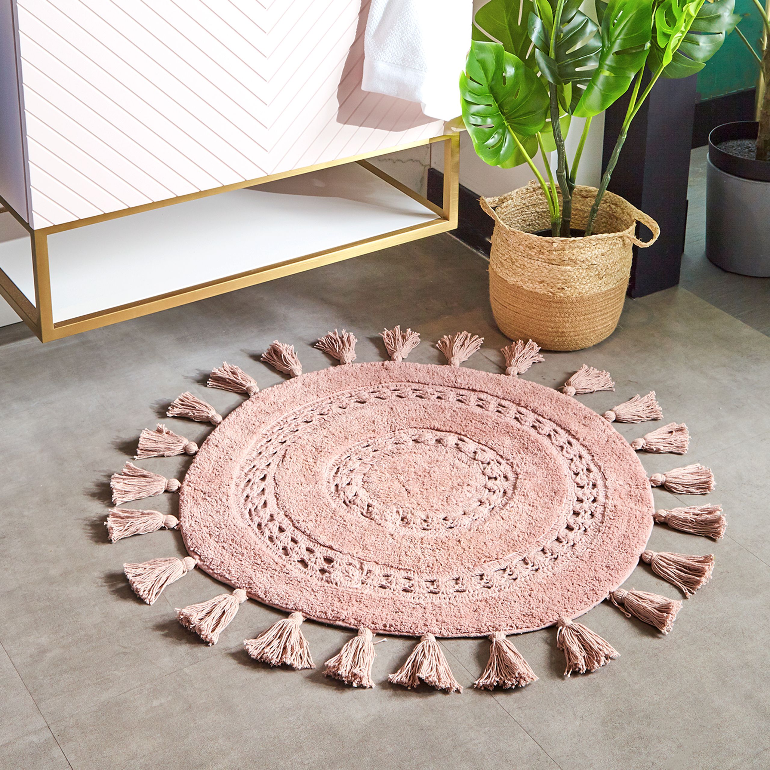 Featuring an intricate mandala woven design, complete with a chunky tasselled trim. Made from 100% Cotton, making this bath mat incredibly soft under foot. This bath mat has an anti-slip quality, keeping it securely in place on your bathroom floor. The 1950 GSM ensures this bath mat is super absorbent preventing post-bath or shower puddles.