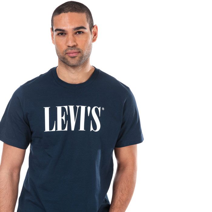 Mens Levis Relaxed Graphic T- Shirt in navy.<BR><BR>- Ribbed crew neck.<BR>- Short sleeves.<BR>- Logo print at the chest.<BR>- Levi’s logo tab to side.<BR>- Tonal back neck tape.<BR>- Straight hem.<BR>- 100% Cotton.  Machine wash at 30 degrees.<BR>- Ref: 699780126