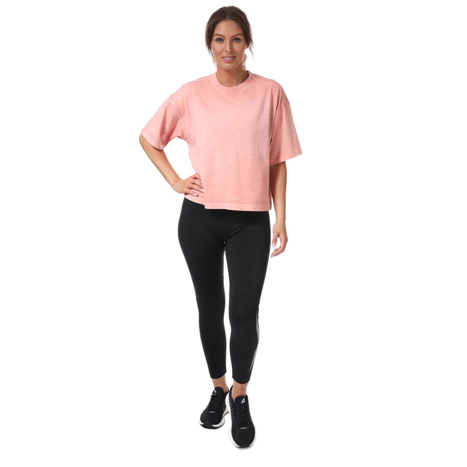 Womens Reebok Classics Natural Dye Cropped T-Shirt in berry.- Crew neck.- Short sleeves.- Drop shoulder.- Heavyweight feel.- Tonal embroidered logo.- Relaxed fit.- Main material: 100% Organic Cotton. Rib Part: 95% Organic Cotton  5% Elastane.- Ref:H09019