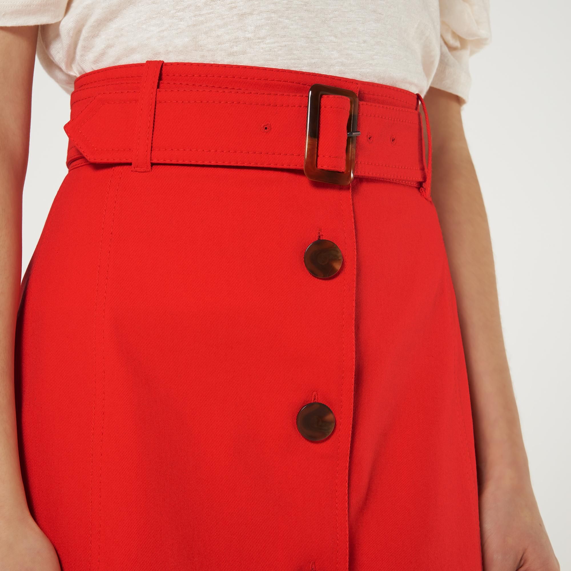 Designed in a statement-making red hue, the Oda skirt will make a bold and beautiful addition to your spring wardrobe. With a button-through design and A-line silhouette, this colour-pop skirt features a flattering waist belt to cinch in the waist. Wear it with a tee and block heels for a vintage-inspired look.