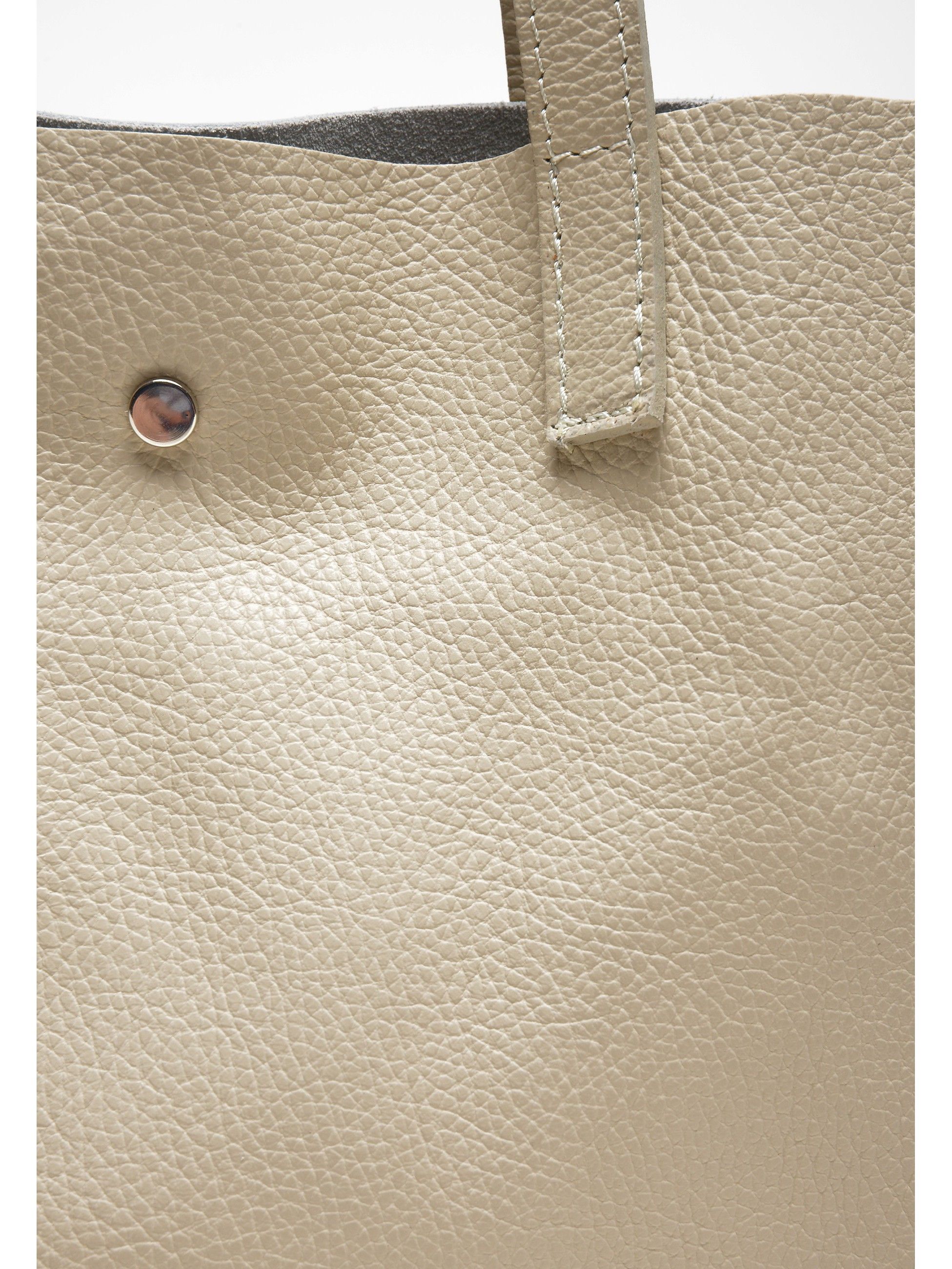Shoulder Bag
100% cow leather
Two top handles 60 cm
Top magnetic snap closure
Interior zip pocket
Dimensions: 33x31x9 cm