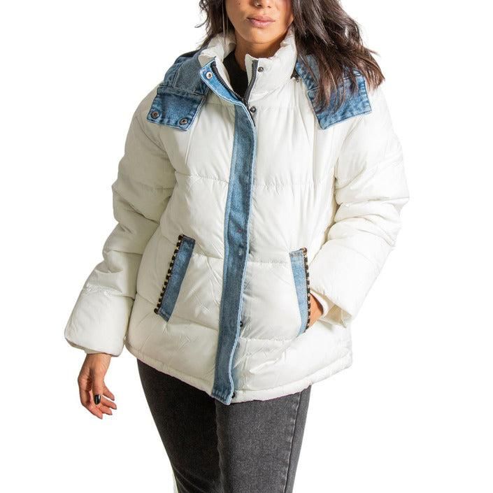 Brand: Desigual
Gender: Women
Type: Jackets
Season: Fall/Winter

PRODUCT DETAIL
• Color: white
• Fastening: zip and automatic buttons
• Sleeves: long
• Collar: hood
• Pockets: front pockets

COMPOSITION AND MATERIAL
• Composition: -100% polyester