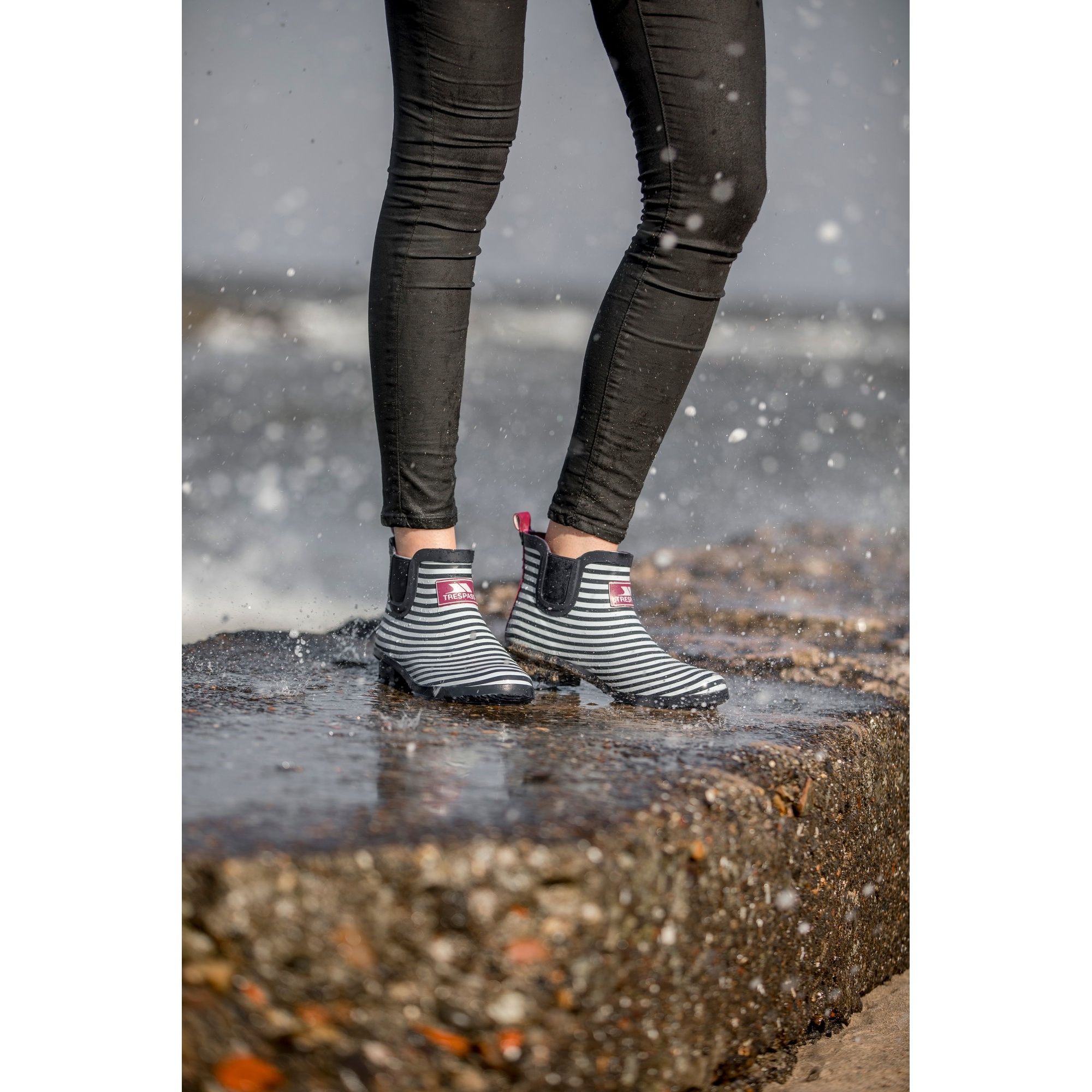 Ankle length rainboot. Raised Trespass print. Cushioned footbed. Durable grip sole. Waterproof. Upper: Rubber, Lining: Textile, Insole: EVA, Outsole: Rubber.
