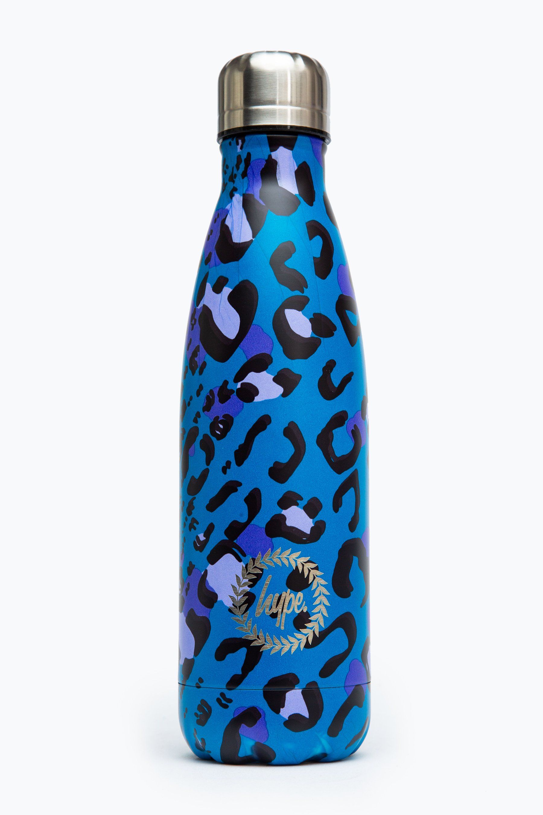 Meet the HYPE. Blue Leopard Metal Reusable Bottle, perfect for when you're on the go. Designed in Aluminium to ensure your water stays ice-cold and for chillier days, keeping your oat milk latte warm for longer. The design features a blue, black and purple colour palette boasting an all-over trending leopard repeat print. Finished with the iconic HYPE. crest logo in white on the front. Why not grab one of our lunch bags or backpacks with a bottle holder to complete the look, we suggest grabbing the matching set.