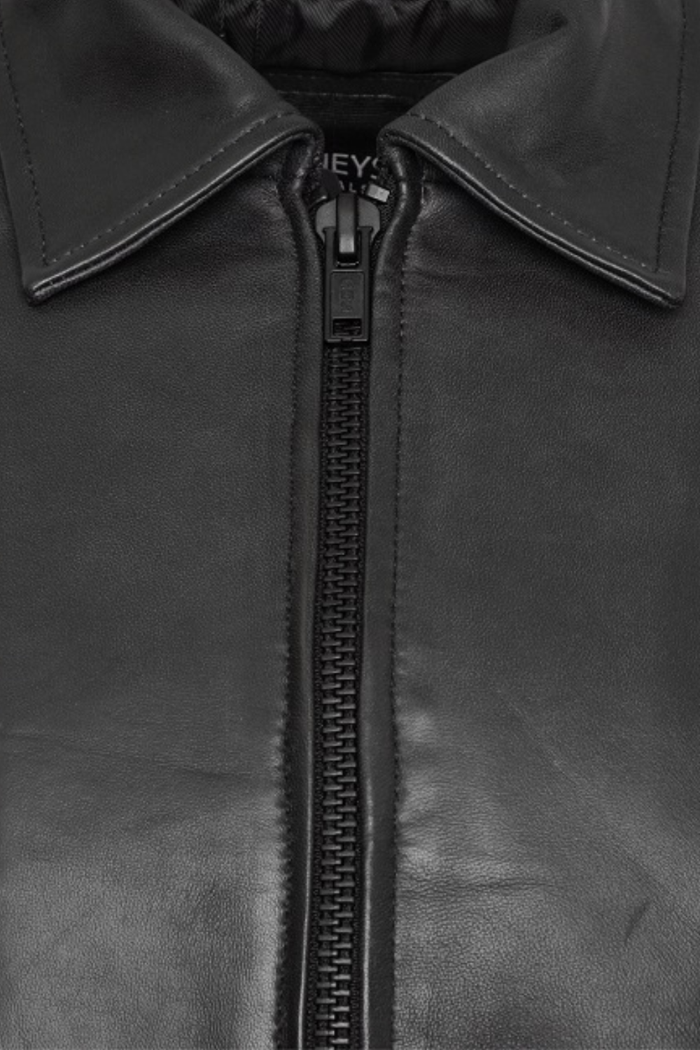 BARNEYS ORIGINALS Leather Trucker Jacket in Black