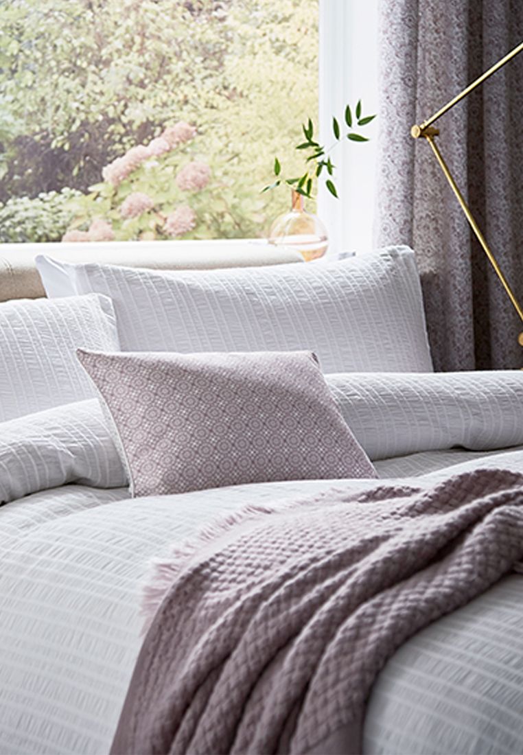A sophisticated textured plain design in soft oxford grey.  The seersucker fabric with a textured vertical stripe switches to a 100% cotton plain dye reverse.  Team with the stylish coordinating cushion with paisley panel feature or the twill pattern weave throw with fringed tassel edging. Made in China.