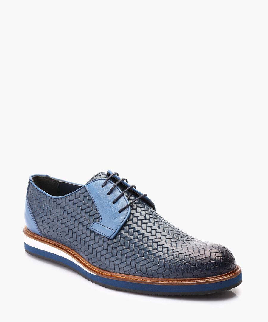 By marrying the finest leather with bold colours and intricate detailing, S’Baker reinvigorate traditional designs.
