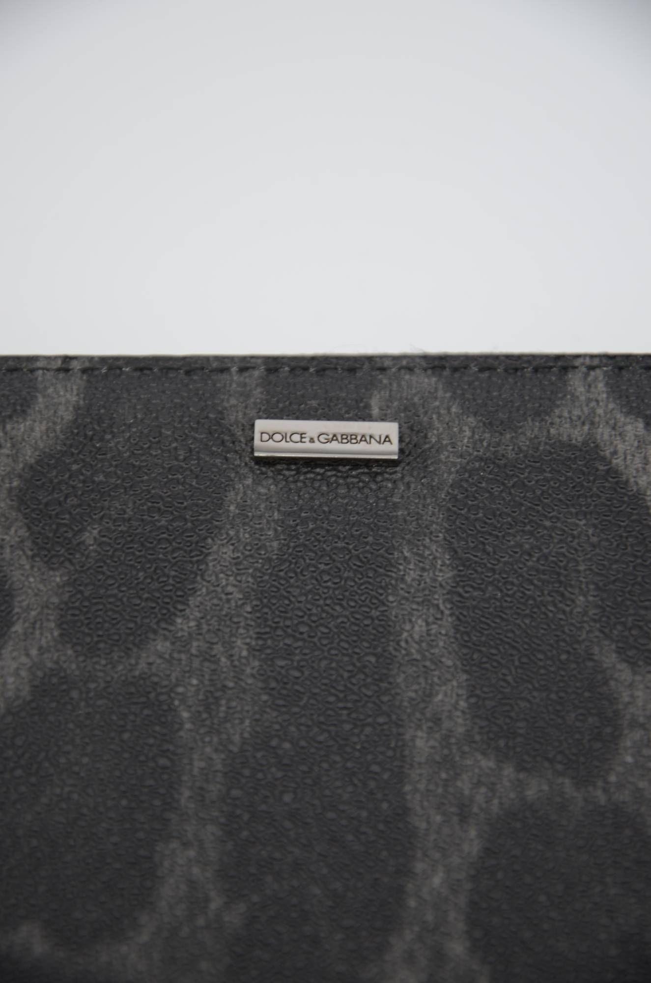 Dolce & Gabbana Men Leather Wallet
Animal Print
Dolce & Gabbana Plate
With Zipper
