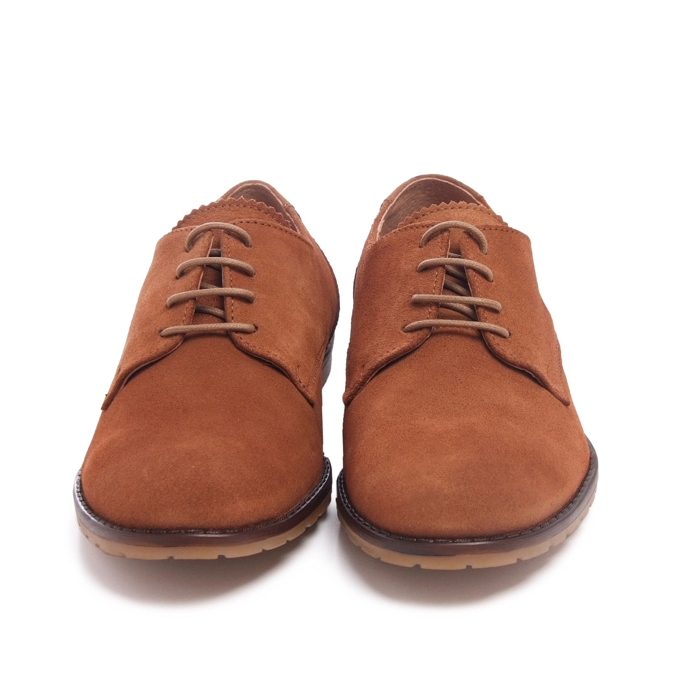 Lace up Blucher . Closure: laces. Upper: leather. Inner and insole made of natural leather. Sole: Non-skid rubber. MADE IN SPAIN.