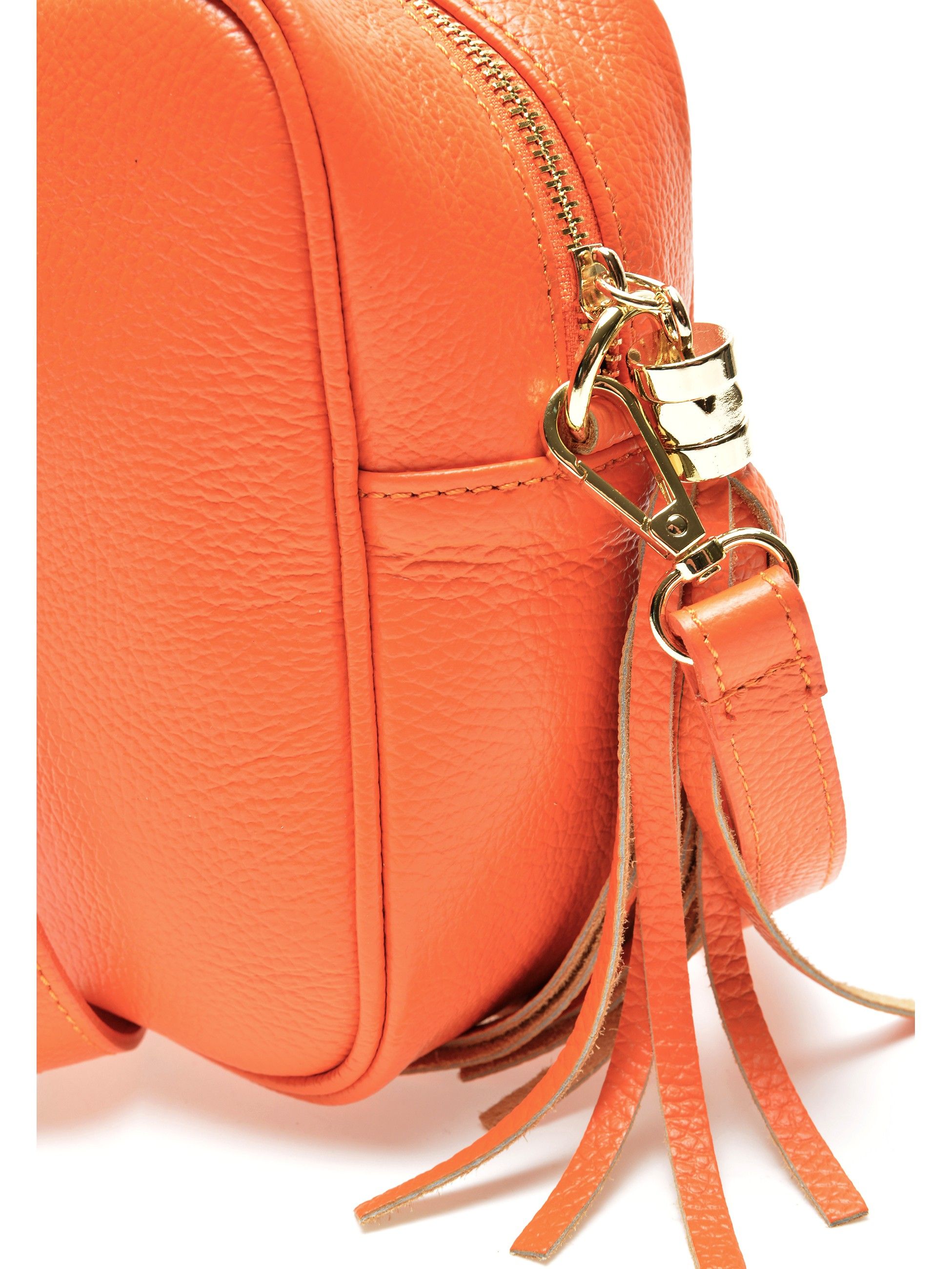 Shoulder Bag
100% cow leather
Top zip closure
Tassel detail
Dimensions (L): 20x27.5x9 cm
Handle: /
Shoulder strap: 120 cm adjustable