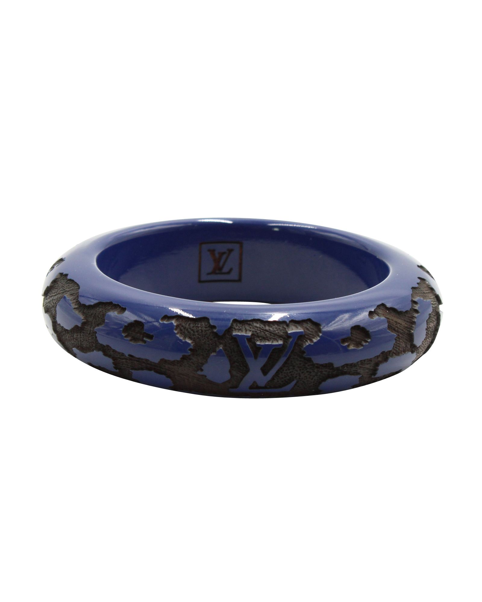 VINTAGE, RRP AS NEW
This gorgeous Spring/Summer 2009 Louis Vuitton Lacquer Wood Leomonogram Bangle Bracelet is a coveted and unique piece that makes a great addition to any jewelry collection. It features a hand-carved leopard print pattern and LV Monogram with a smooth and shiny lacquer finish. This piece is an absolute must-have 

Louis Vuitton LV Logo Leomonogram Bangle Bracelet in Navy Blue Wood
Color: blue | navy blue
Material: wood
Condition: excellent
Sign of wear: No
Size: one size
SKU: 107849   
Dimensions:  Length: 290 mm, Width: 20 mm, Height: 20 mm