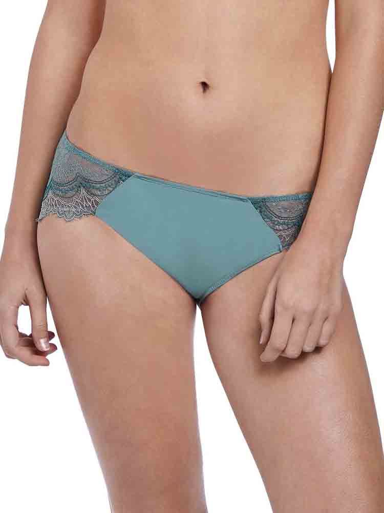 Super fun and flirty the b.tempt'd by Wacoal Wink Worthy is a range that will not disappoint! Providing all day comfort this bikini brief sits just above the hips, offering good coverage with semi sheer fabric at the rear. Complete with scalloped lace inserts for a chic look.