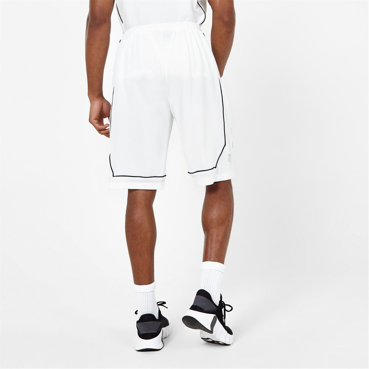 Play your favourite game in both comfort and style in these basketball shorts with modern piping detailing. It's all about teamwork, Everlast have collaborated with legend Ovie Soko for an unmissable and unbeatable collection. Crafted with an elasticated waistband, internal drawstring, double side pockets, breathable mesh panelling to either side and an Everlast branding badge on the back. These are a contemporary pair, perfect for on the court and will help you achieve your potential. Now is the time to go above and beyond!  >Elasticated waistband  >Internal drawstring  >Loose fitting  >2 open side pockets  >Mesh panelling  >Everlast branding  >100% Polyester Jacquard  >Machine washable  >Keep away from fire