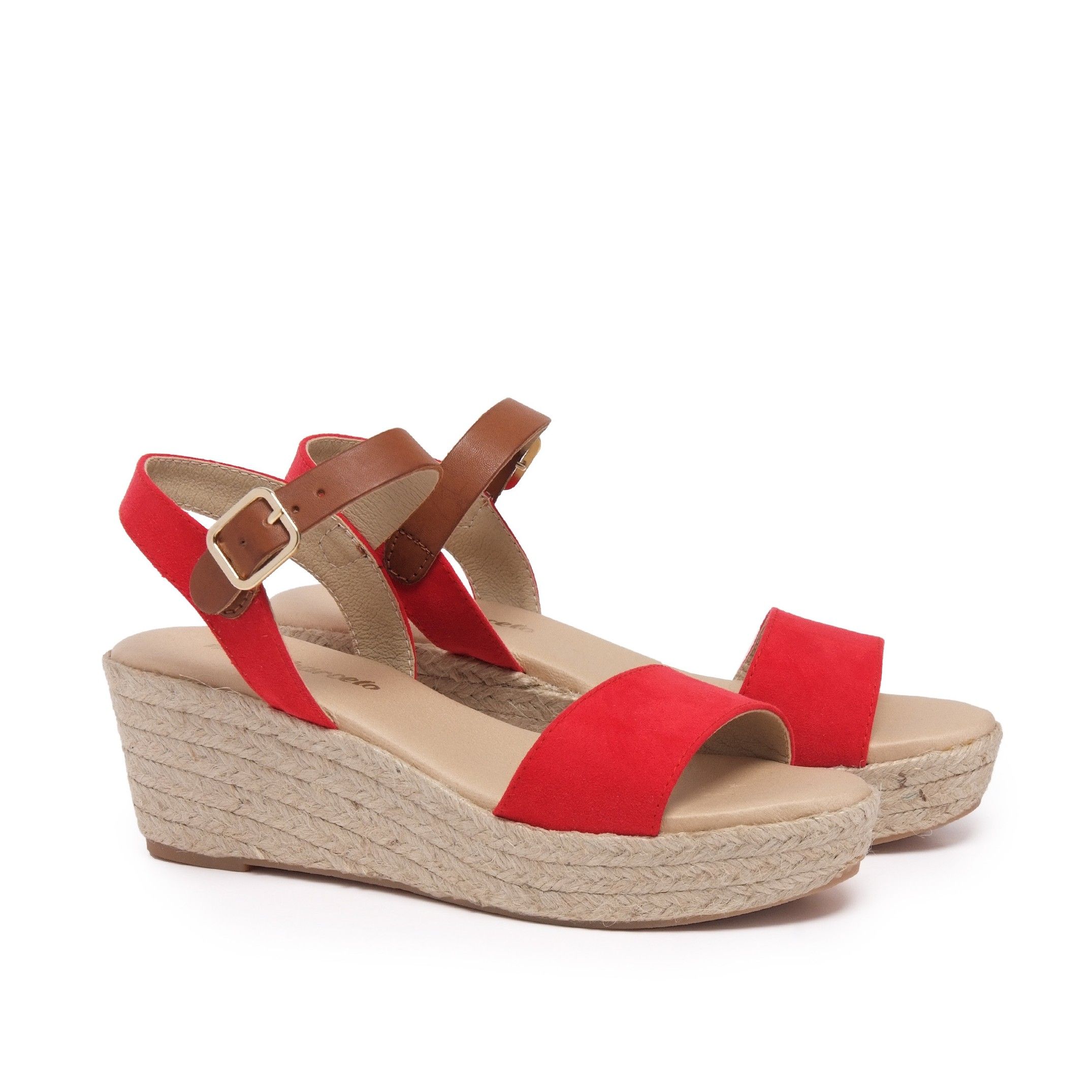 Jute and leather wedge sandal. Closure: metallic buckle at ankle height. Upper: leather and tissue. Insole: gel lined in leather. Wedge: 6 cm of jute. Platform: 2,5 cm. Sole:Non-skid rubber. MADE IN SPAIN.