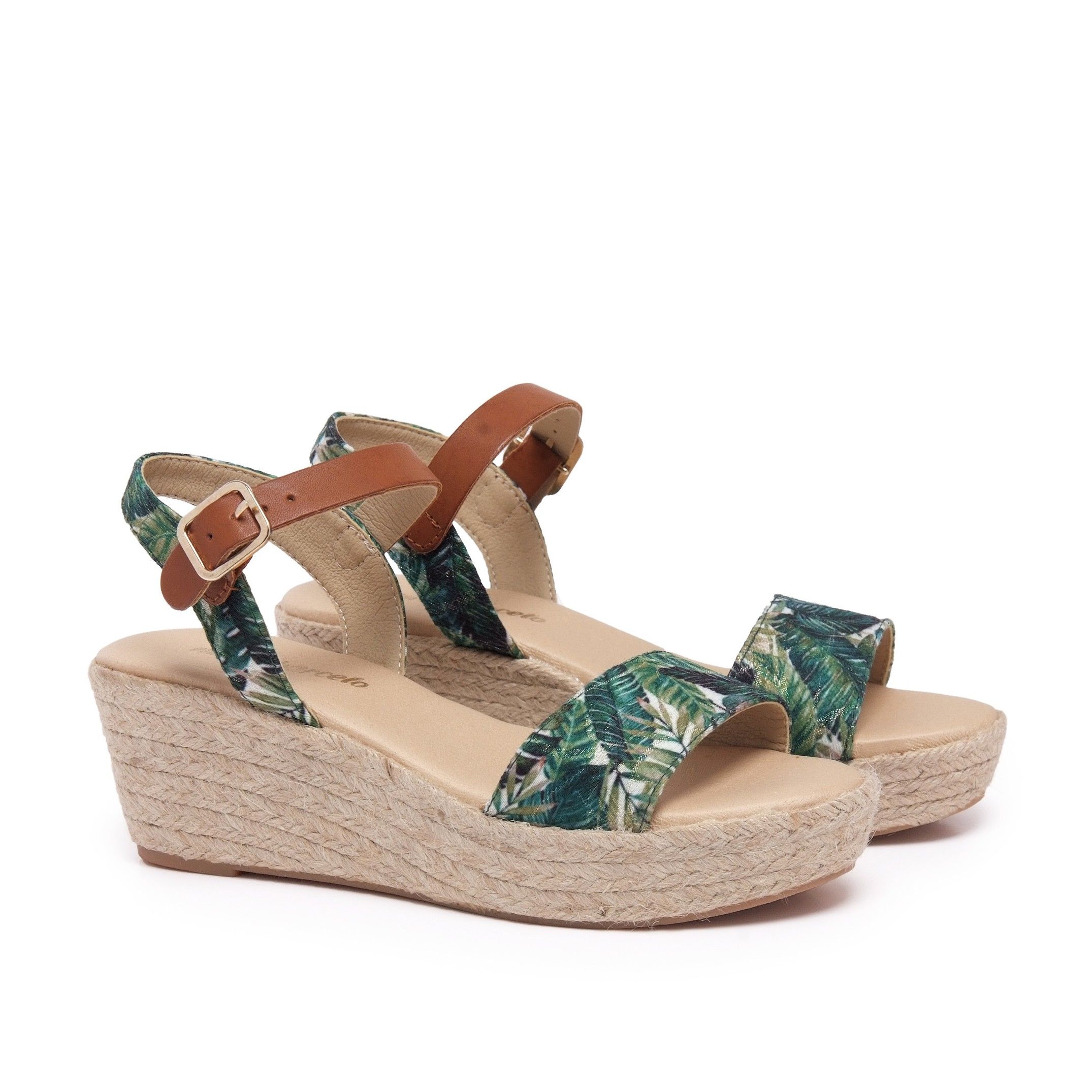 Jute and leather wedge sandal with green tropical embossed. Closure: metallic buckle at ankle height. Upper: leather and tissue. Insole: gel lined in leather. Wedge: 6 cm of jute. Platform: 2,5 cm. Sole:Non-skid rubber. MADE IN SPAIN.