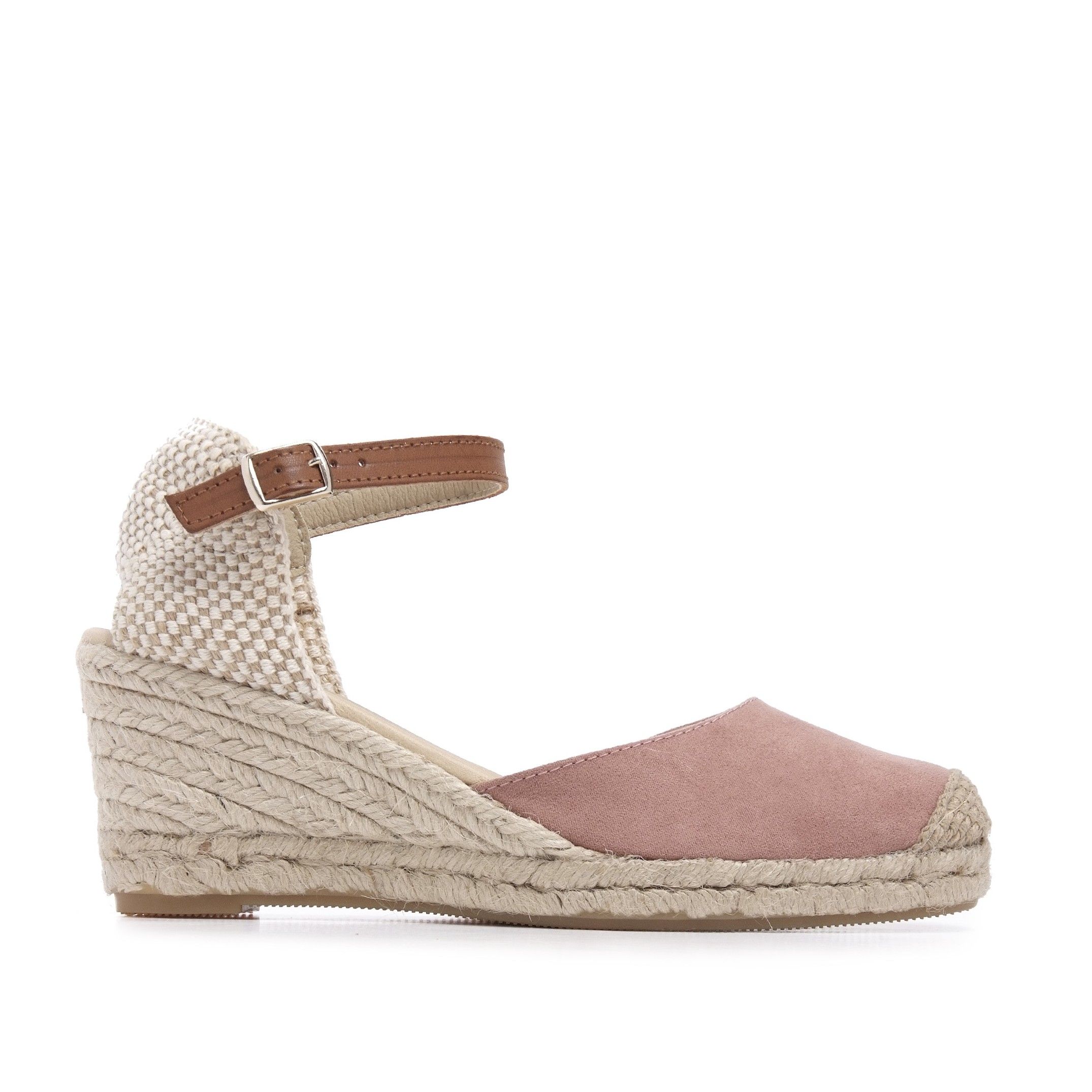 Jute and leather high wedge with classic toe. Closure: metallic buckle at ankle height. Upper: leather and tissue. Insole: gel lined in leather. Wedge: 7 cm of jute. Platform: 2 cm. Sole:Non-skid rubber. MADE IN SPAIN.