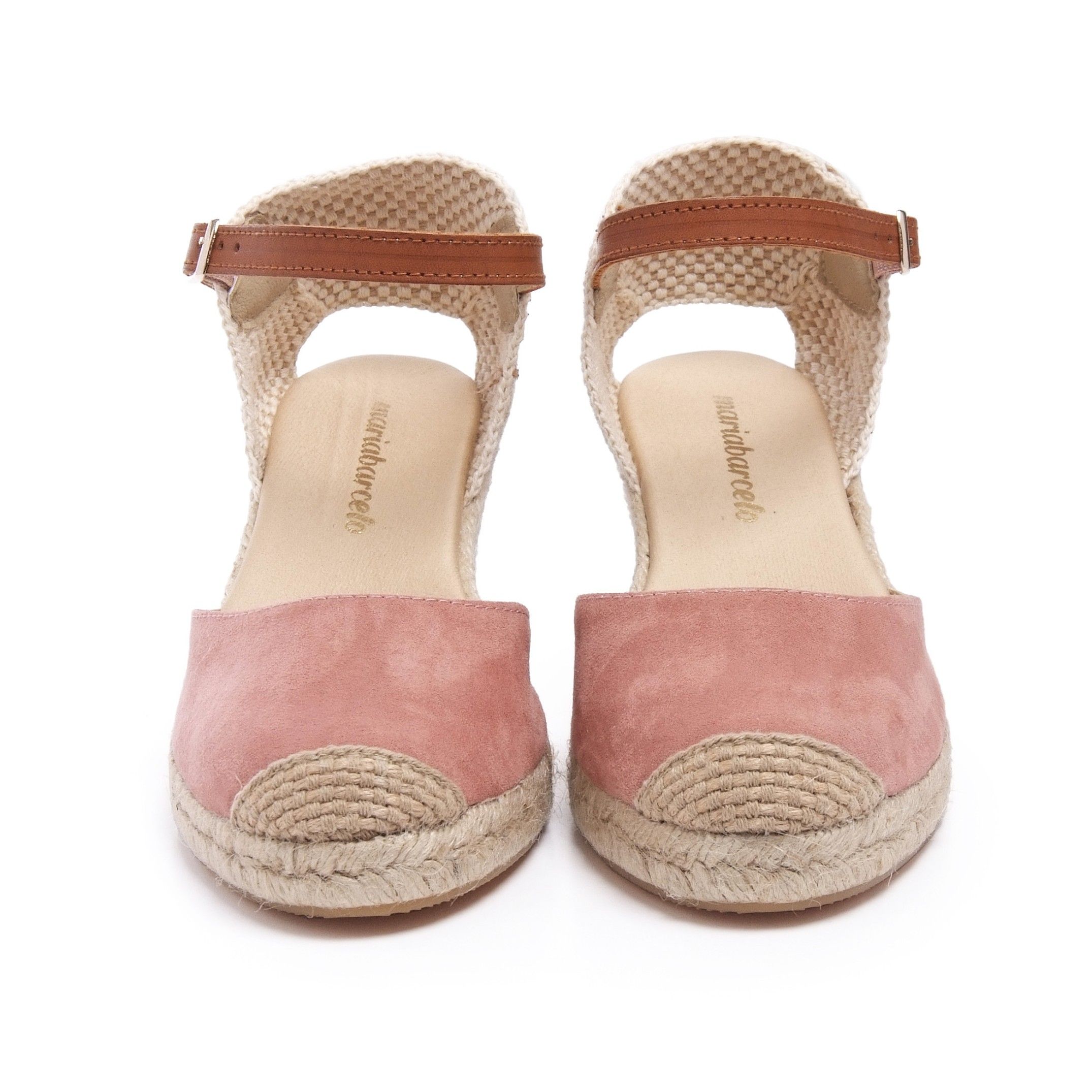 Jute and leather high wedge with classic toe. Closure: metallic buckle at ankle height. Upper: leather and tissue. Insole: gel lined in leather. Wedge: 7 cm of jute. Platform: 2 cm. Sole:Non-skid rubber. MADE IN SPAIN.