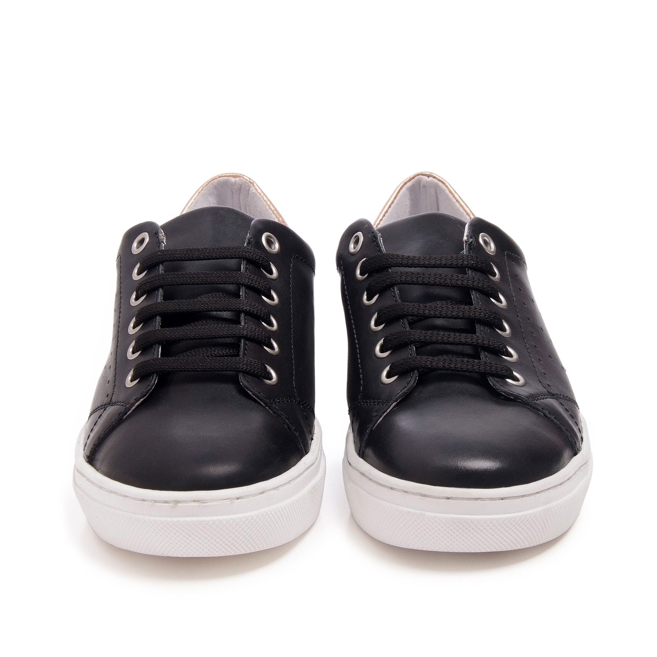 Classic leather sport shoes. Closure: laces. Upper: leather. Inner and insole: leather Sole: rubber. MADE IN SPAIN.