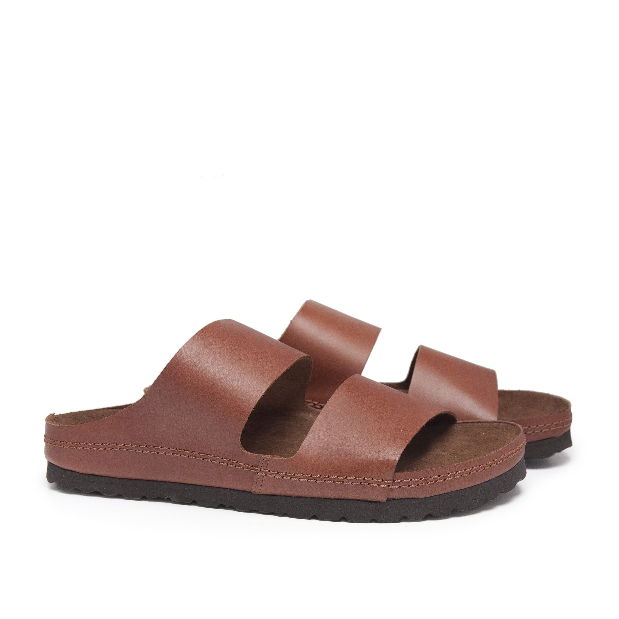 Bio sandal wide leather strips. Upper and inner made of leather. Insole: leather. Sole: EVA. This product is manufactured in Spain.