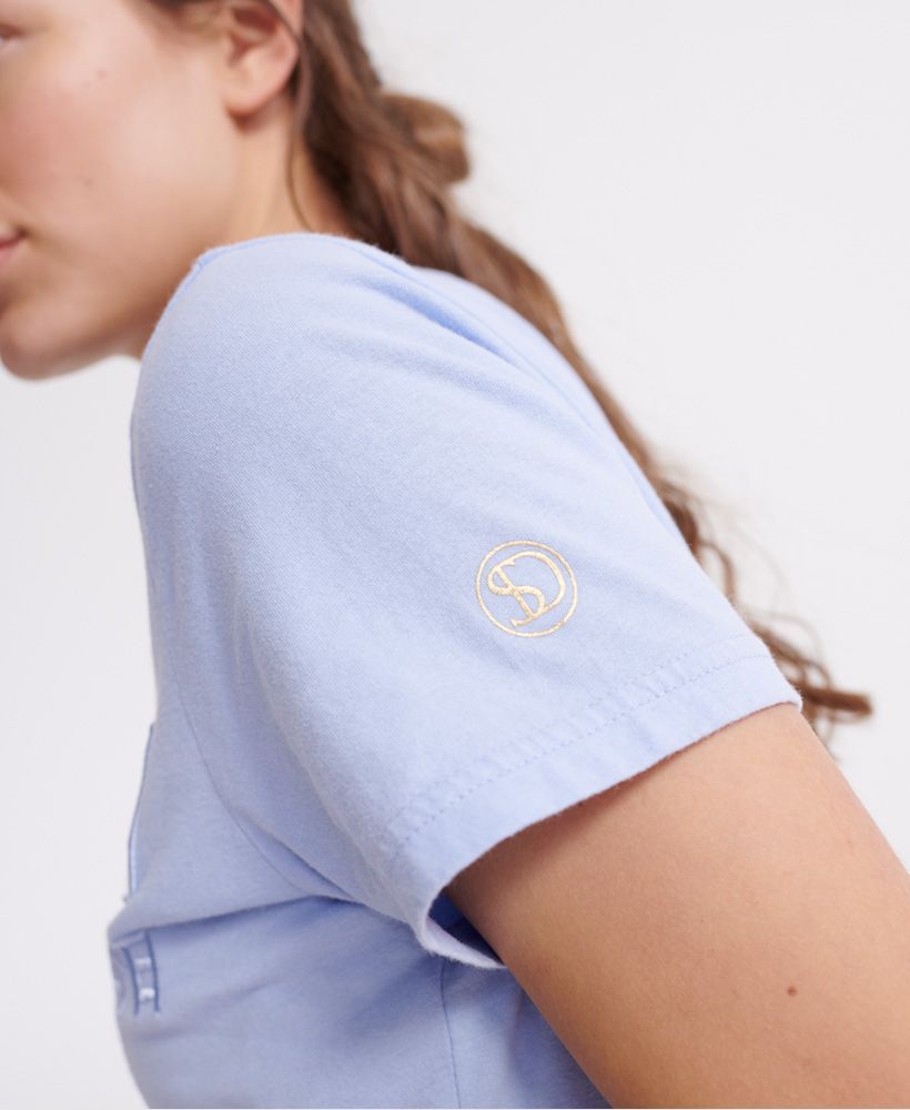 Superdry women's Vintage Logo embossed outline T-shirt. Update your casual wear this season with this tee featuring short sleeves, a crew neck and finished with an embroidered Superdry logo across the front.Slim fit – designed to fit closer to the body for a more tailored look