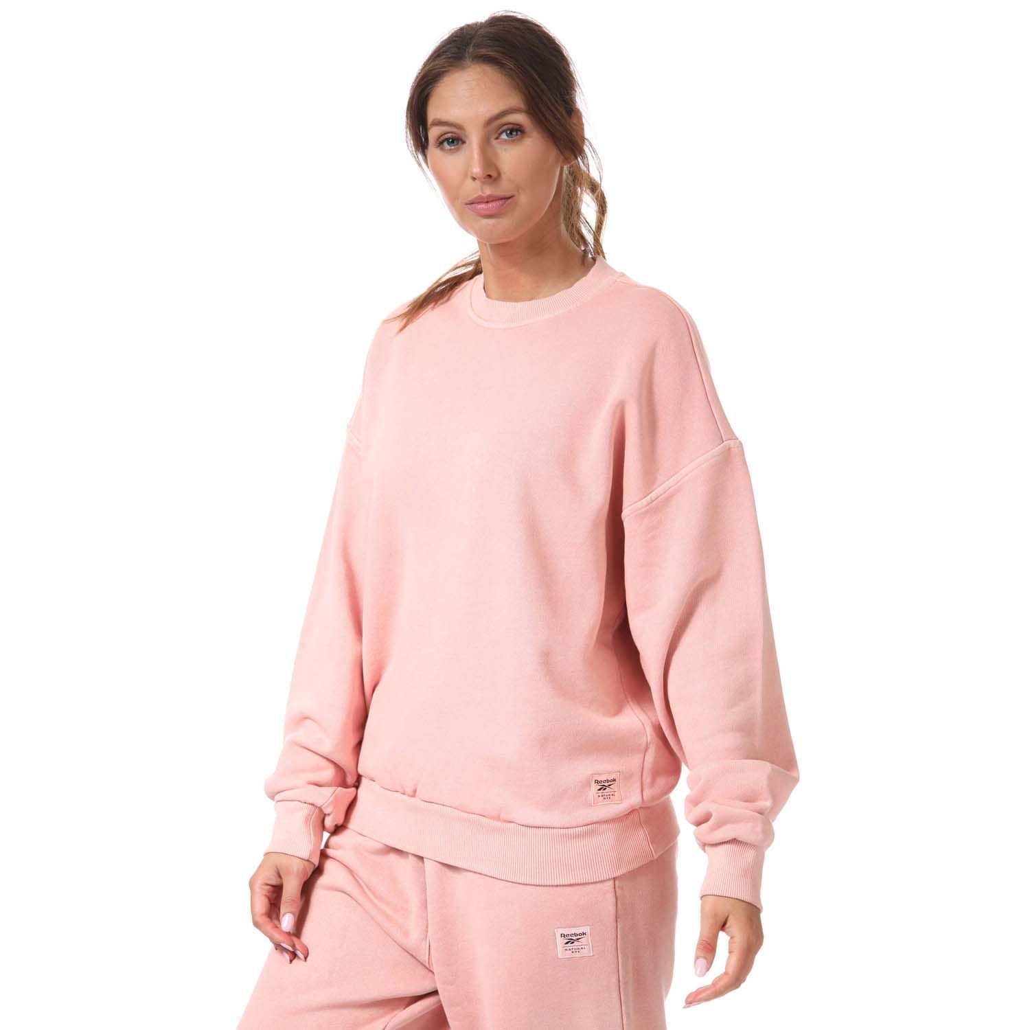 Womens Reebok Classics Natural Dye Sweatshirt in berry.- Ribbed crew neck.- Drop shoulders.- Ribbed cuffs and hem.- Responsibly designed with organic cotton.- Oversize fit.- Main Material: 100% Organic Cotton. Rib Part: 95% Organic Cotton  5% Elastane.- Ref:GS8921