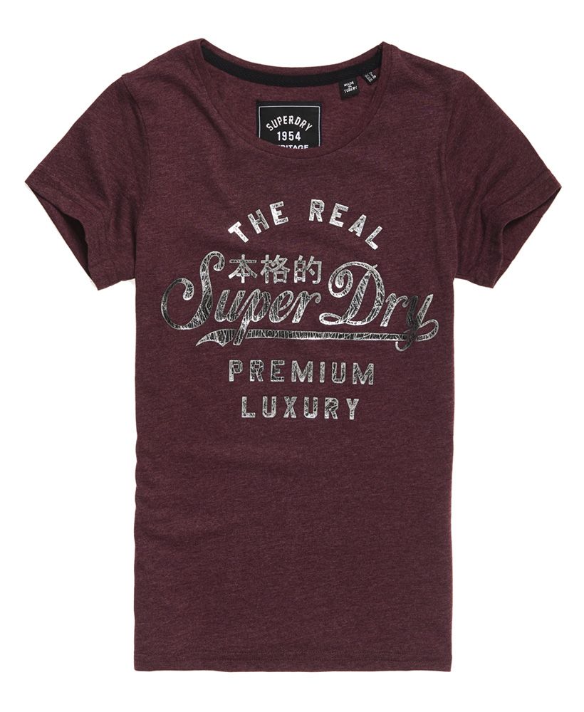 Superdry women’s Luxury foil t-shirt. This short sleeve t-shirt features a crew neck and Superdry logo graphic across the chest in a foil effect finish. Completed with a Superdry logo on the hem, this t-shirt will look great styled with a pair of girlfriend jeans, for a relaxed, off-duty look.