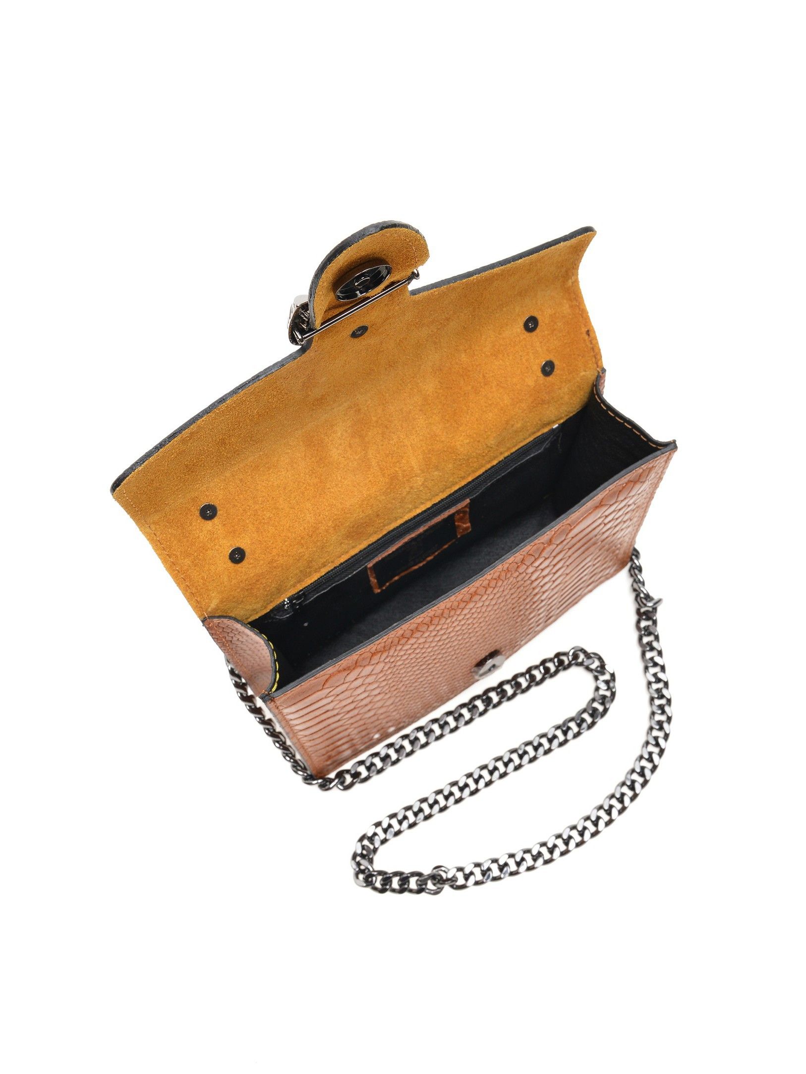 Shoulder Bag
100% cow leather
Flap over with magnetic snap closure
Interior zip pocket
Back zip pocket
Front metal horseshoe detail
Chain strap: 70 cm
Dimensions: 16.5x23x7cm