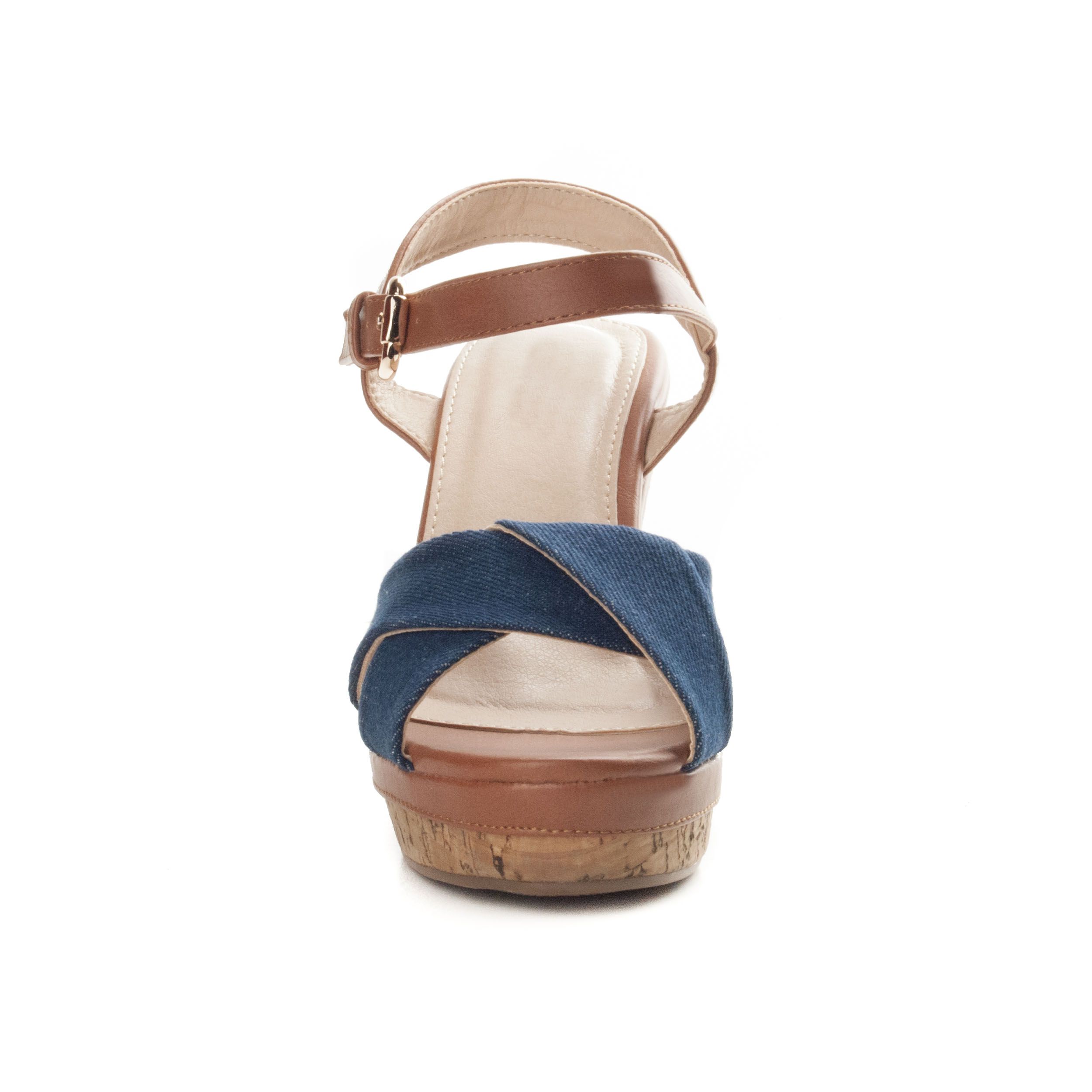 Cork wedge sandal, with crossed cowboy strips, and fastened on the ankle with a buckle. Padded sole. Stylish wedge, which combines with any style, and besides it is very comfortable. This wedge can not miss your closet this summer.
