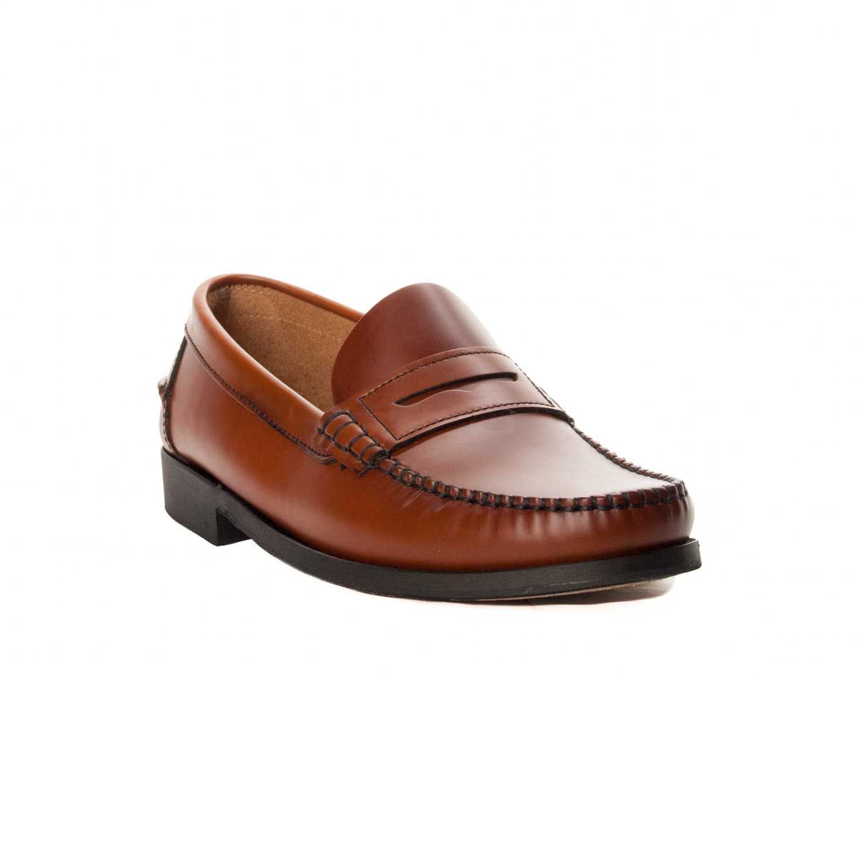 The Oxford shoes for men, provide a current style to the closet of all gentleman. It is an elegant and British-style footwear. In short, the Oxford is the gentleman's footwear par excellence that can not be missing in any closet as it combines very well with any dress, either a classic or more casual style. It is a moccasin with antifaz, and stitched floor, elegance is its greater detail, 100% natural skin. Made in Spain.