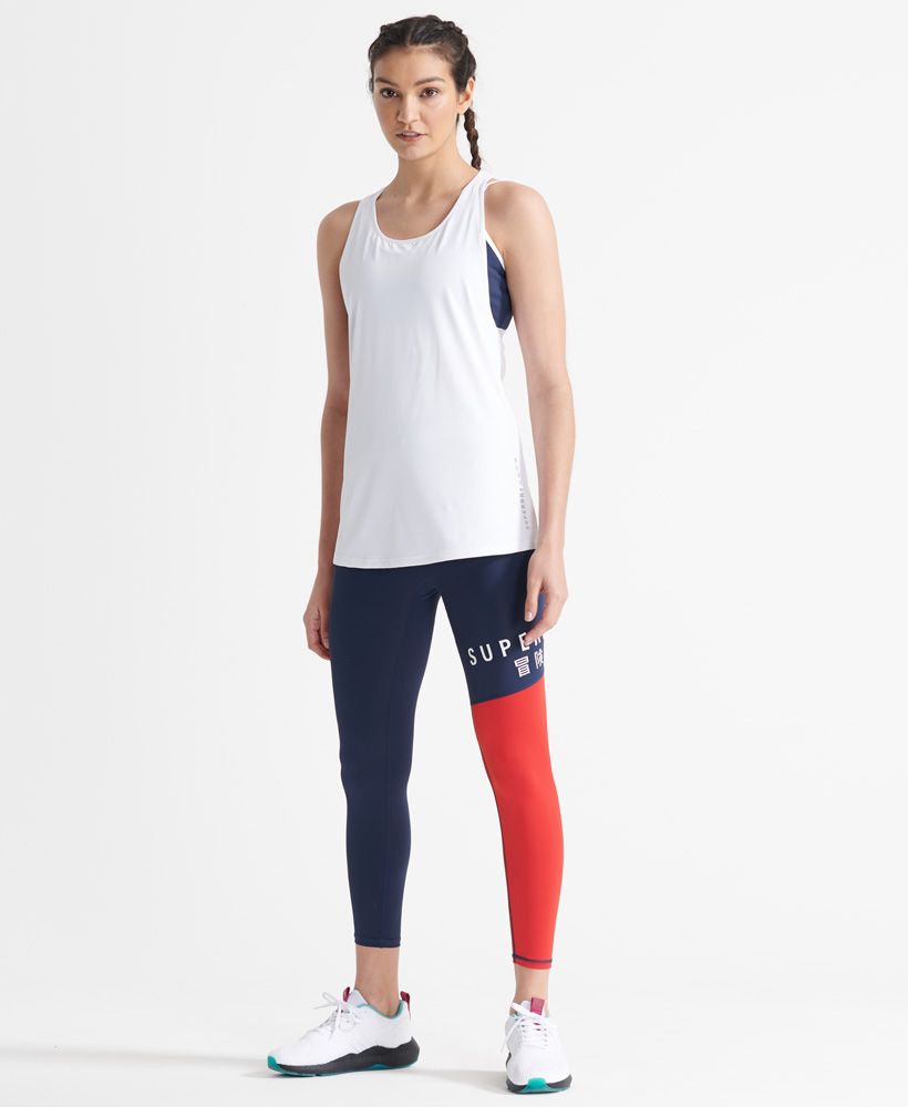 Lightweight tank, perfect for layering. Racer style back with thin straps. Finished with reflective detailing.Loose: A flowing fit that allows your body plenty of room to breathe no matter your workout styleRacerbackThin strapsMesh panellingReflective logoLoose fit