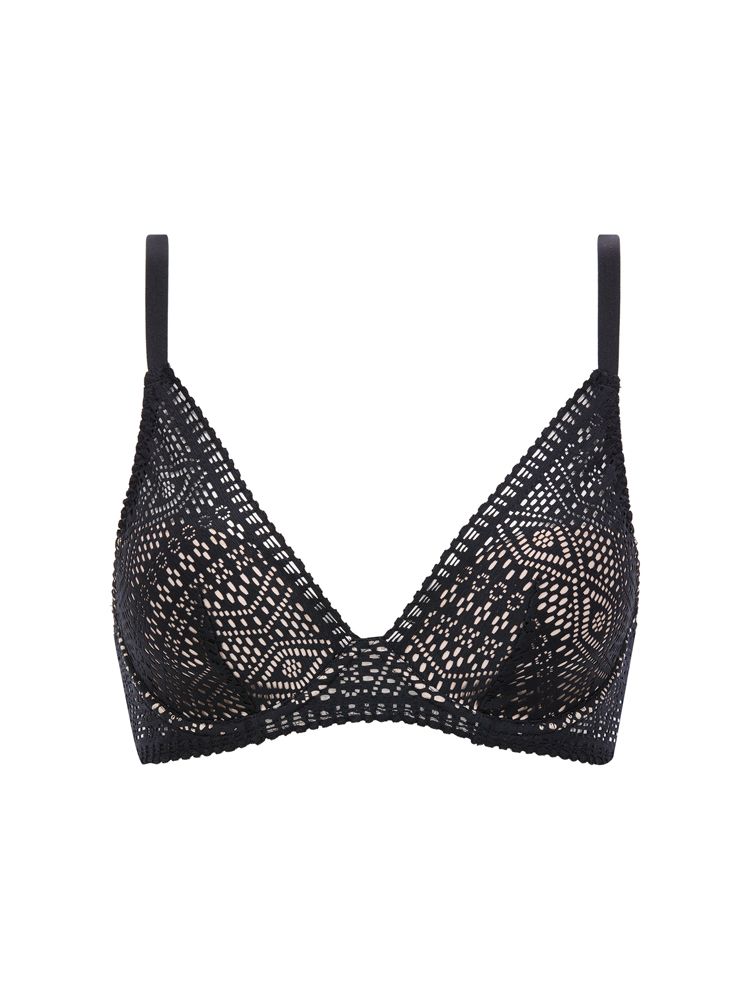 Passionata by Chantelle showcases a gorgeous lace design in the Holala range. This t-shirt bra is underwired for uplift and support; meanwhile the padded cups gives you a naturally rounded shape. The plunging neckline gives this bra a subtly sexy look. Hook and eye fastening and adjustable straps provides you with the perfect fit.