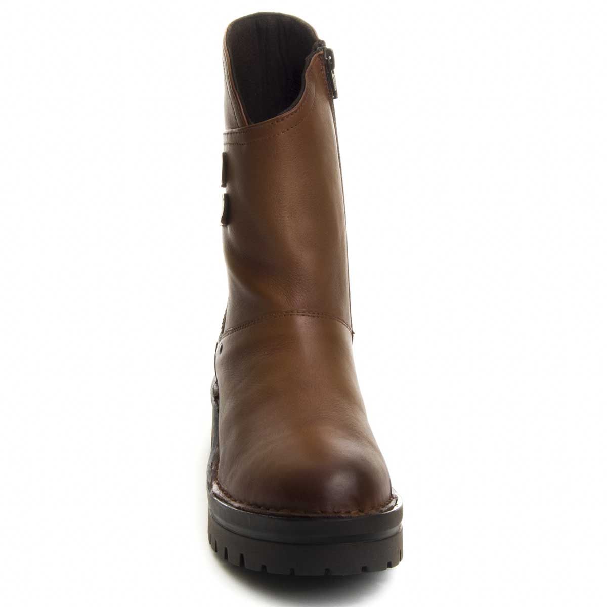 Look at the style of this boot cane, in the rear area is higher than in the front. This gives an original touch. Boot Boot with platform floor. Interior zipper. Comfortable by its padded interior. Indispensable in your closet for this winter, because it is a trend. 100% natural skin. 10 years of warranty. Purapiel Guarantee. Soft skin easy to clean. Previous and later buttress. To avoid problems in the health of our feet, it is essential that we keep in mind that winter footwear must have a thicker sole than summer. The sole will isolate our feet from the ground and prevent the cold from reaching our feet. We must also take into account, especially in the areas where the rain appears more easily, that the sole is non-slip to avoid slips. In addition, having an interior protected against the cold, which will help us keep our feet warm. All these important features are indispensable in our winter collection. Capsulous collection by Wikers