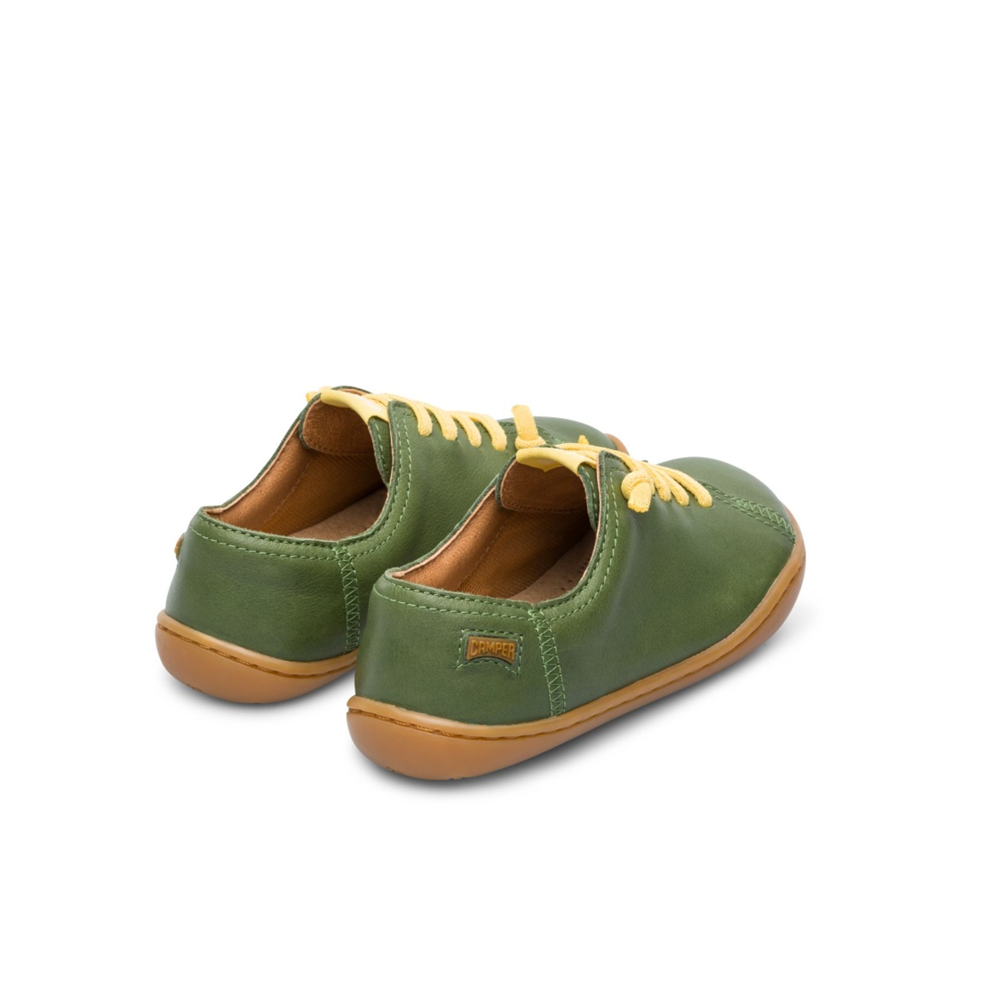 Green shoe for kids. 100% vegetal tanned leather upper with yellow elastic laces for contrast. 100% brown rubber outsole.

A Little Better, Never Perfect 

Our Peu kids' shoes follow the natural curve of small feet and feature elastic zigzag laces that won’t come undone. The 360º stitched outsole and ergonomic sole offer flexibility and protection no matter what they get into.