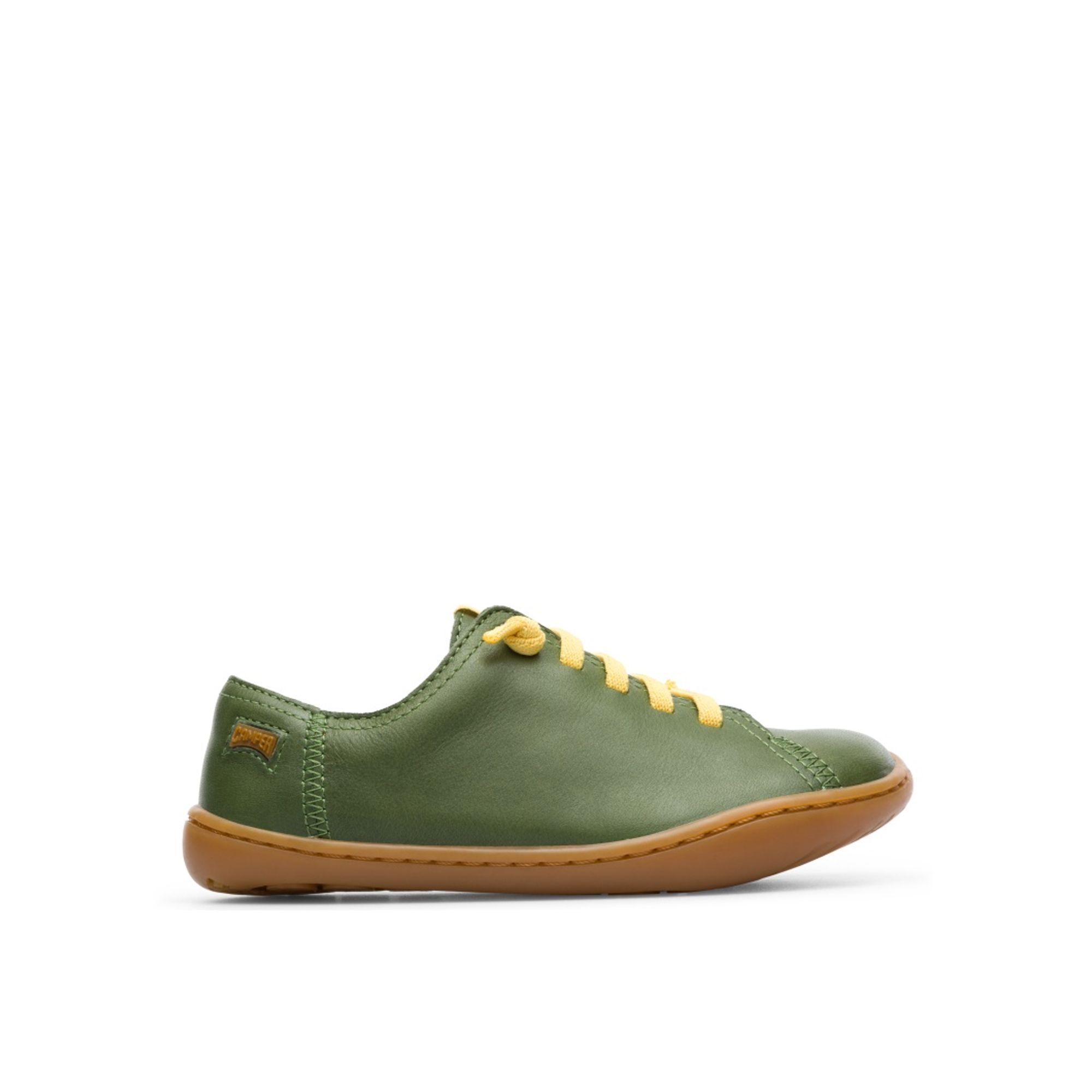 Green shoe for kids. 100% vegetal tanned leather upper with yellow elastic laces for contrast. 100% brown rubber outsole.

A Little Better, Never Perfect 

Our Peu kids' shoes follow the natural curve of small feet and feature elastic zigzag laces that won’t come undone. The 360º stitched outsole and ergonomic sole offer flexibility and protection no matter what they get into.