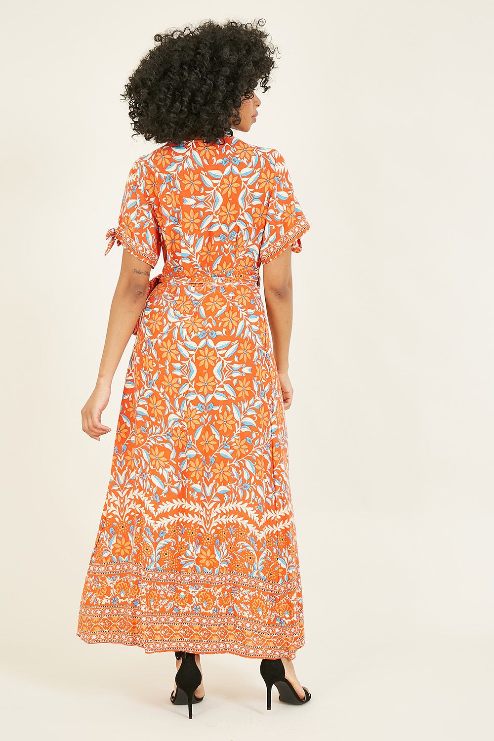Sunny days call for bright and bold prints and this yumi orange floral printed dress certainly delivers. With a wrap style v neck, this dress pulls you in at the waist and features button up sleeves.  crafted with the sun in mind, stay cool is this lightweight, breathable fit.