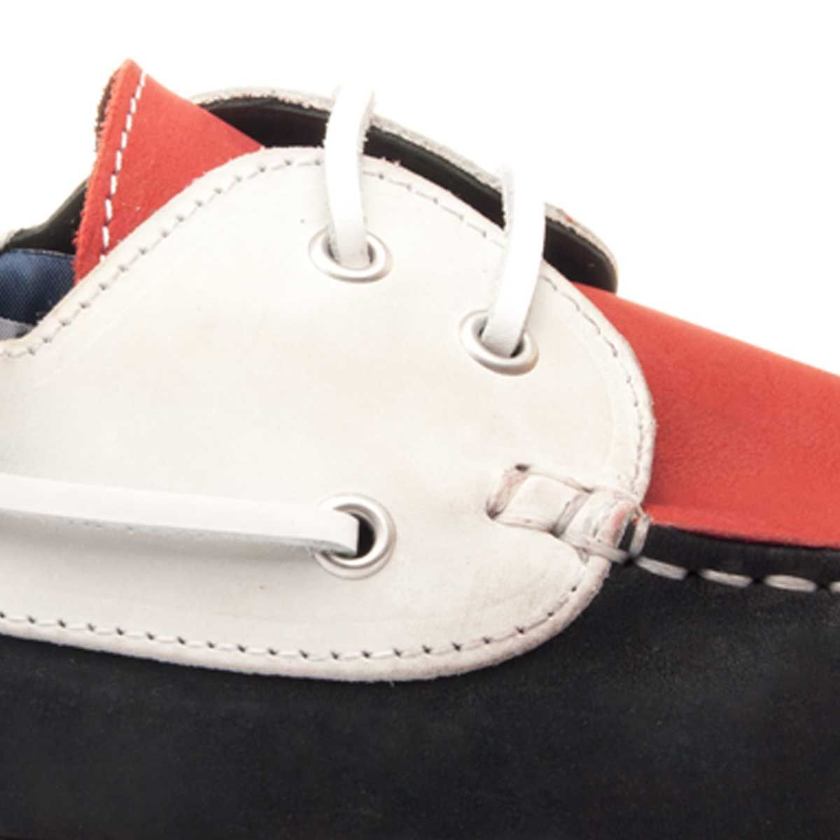 CAPSULA CAPSULA NAUTICA by Sachini. The idea of ​​this collection is that you get maximum comfort during the summer if you are one of those who like classics. We present this tricolor nautico with laces, made total sensing in first quality natural leather. Easy to clean and care. Anti-slip rubber floor and flexible, also has two colors, to give an original and special touch. Undoubtedly a shoe that can not be missing in your closet. Made in Spain.