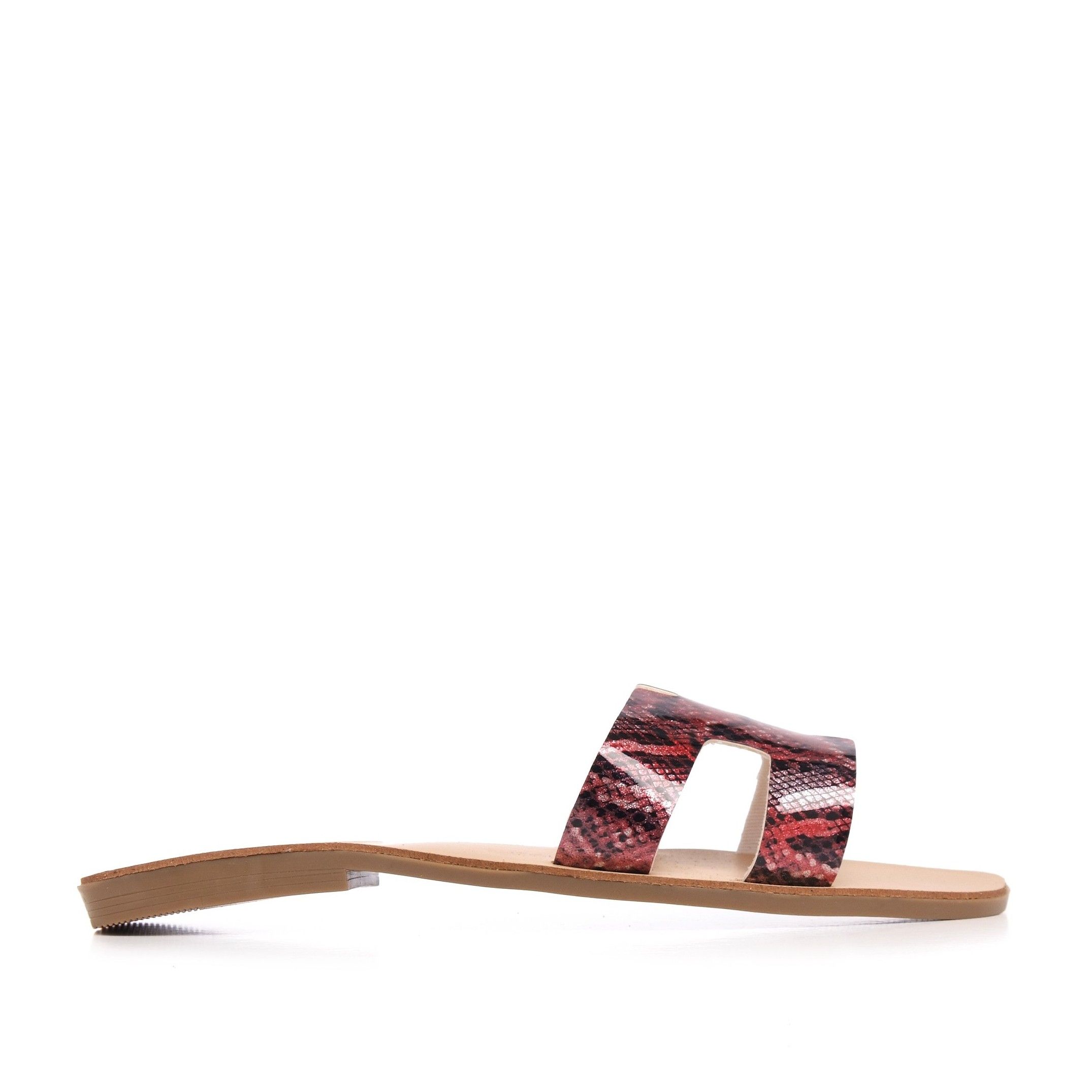 Flat leather sandal with strip snake in front.Upper: synthetic. Inner : textil. Sole:anti-slip TR. MADE IN SPAIN.