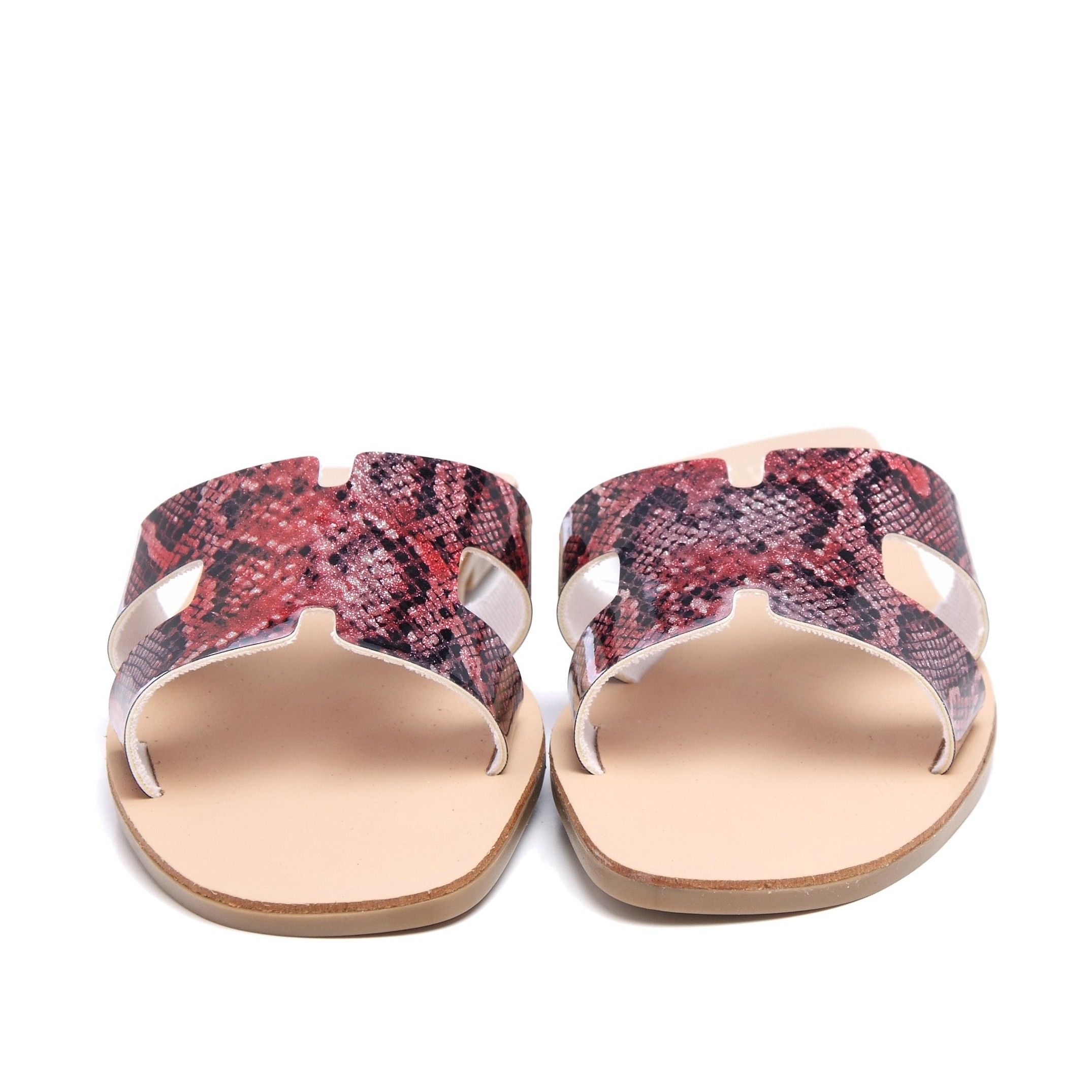 Flat leather sandal with strip snake in front.Upper: synthetic. Inner : textil. Sole:anti-slip TR. MADE IN SPAIN.