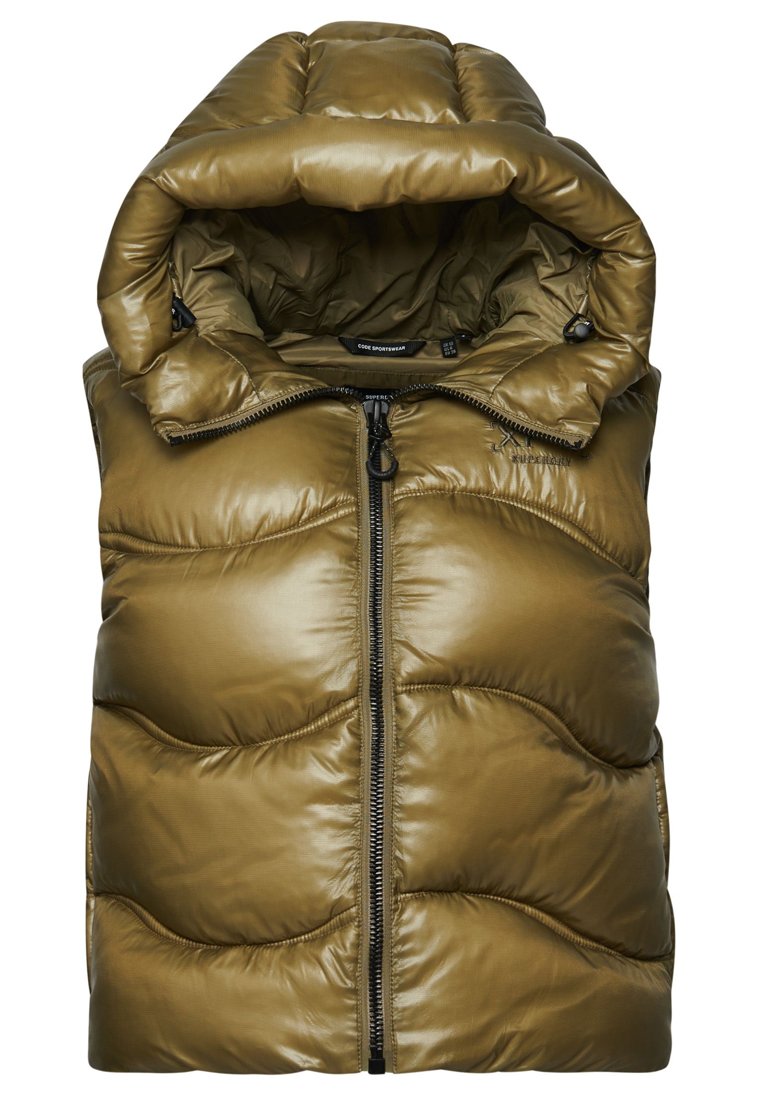 The Shine Quilt padded gilet brings a cropped chic to your layering options, helping you stay warm with a luxurious combination of soft lining and quilted padding. Thanks to its classic gilet design, it allows you to stay sporty and mobile with maximum ease of movement and its lightweight design, making it an excellent choice as a go-to layer for a combination of both function and cosy style.Padded designHood with drawcord adjustmentZip fasteningEmbroidered detailing on chestTwo zip-fastened side pocketsBungee cord adjustable hemFully linedThe padding in this jacket is 100% recycled, each jacket contains up to 20 recycled bottles, this avoids these bottles being sent to landfill or polluting our oceans.