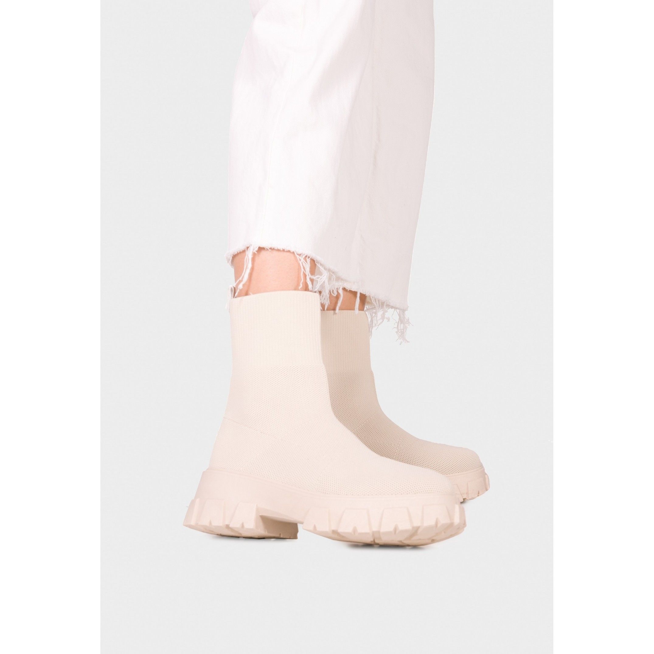 Sock ankle boot by María Barceló. Closure: elastic. Upper: textile. Inner: textile. Insole: textile. Sole: non-slip. Heel: 3 cm.