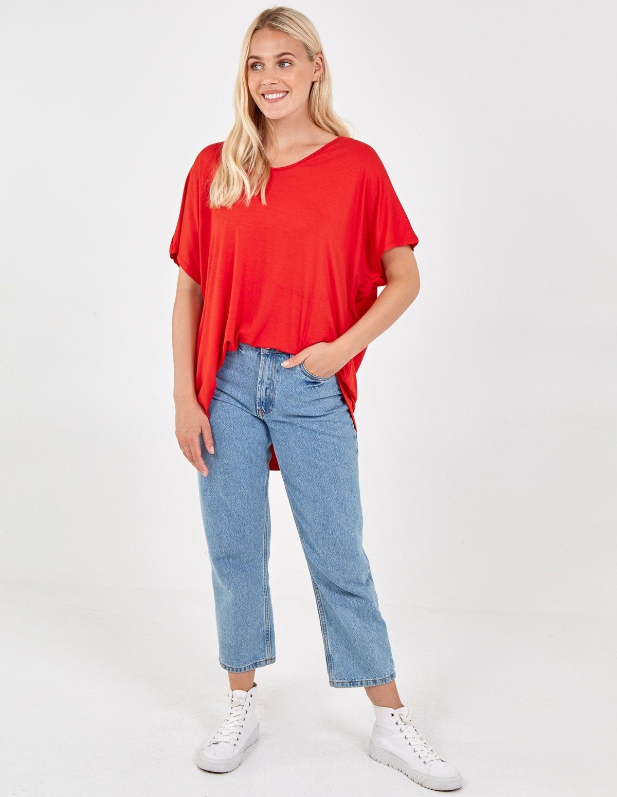 Keep it simple with this casual oversized top. Pair with jeans, chunky trainers and a headband for an easy day to night look!