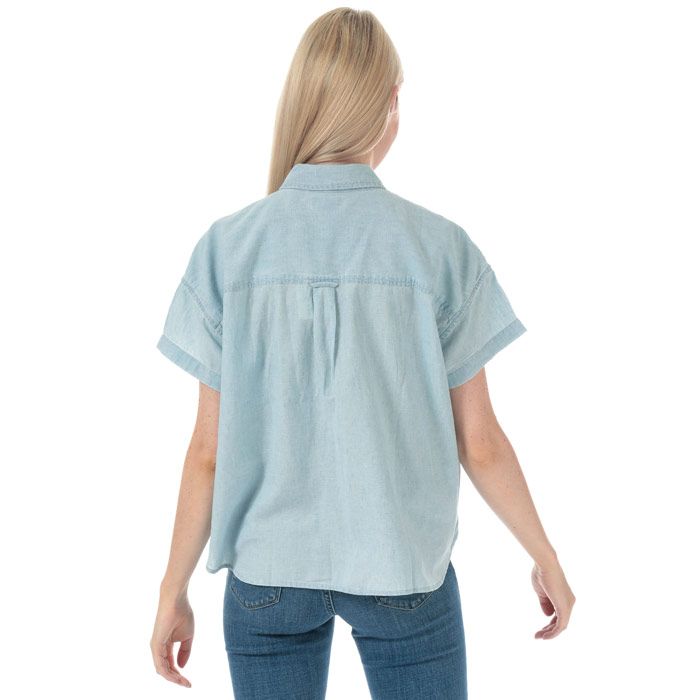 Womens Levi’s Alexandra Short Sleeve Shirt in light mid wash.<BR><BR>- Classic collar.<BR>- Full button placket.<BR>- Drop shoulder.<BR>- Short sleeves.<BR>- Spade pocket at left chest with Levi’s logo tab.<BR>- Back box pleat provides a comfortable fit.<BR>- Rounded hem.<BR>- Relaxed fit.<BR>- Measurement from shoulder to hem: 24“ approximately.  <BR>- 55% Linen  45% Cotton.  Machine washable.<BR>- Ref: 85334-0005<BR><BR>Measurements are intended for guidance only.