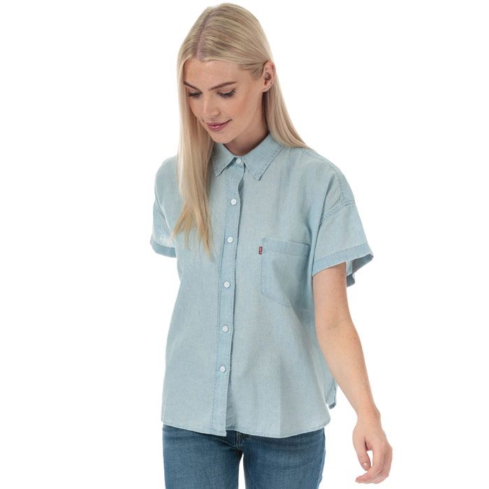Womens Levi’s Alexandra Short Sleeve Shirt in light mid wash.<BR><BR>- Classic collar.<BR>- Full button placket.<BR>- Drop shoulder.<BR>- Short sleeves.<BR>- Spade pocket at left chest with Levi’s logo tab.<BR>- Back box pleat provides a comfortable fit.<BR>- Rounded hem.<BR>- Relaxed fit.<BR>- Measurement from shoulder to hem: 24“ approximately.  <BR>- 55% Linen  45% Cotton.  Machine washable.<BR>- Ref: 85334-0005<BR><BR>Measurements are intended for guidance only.