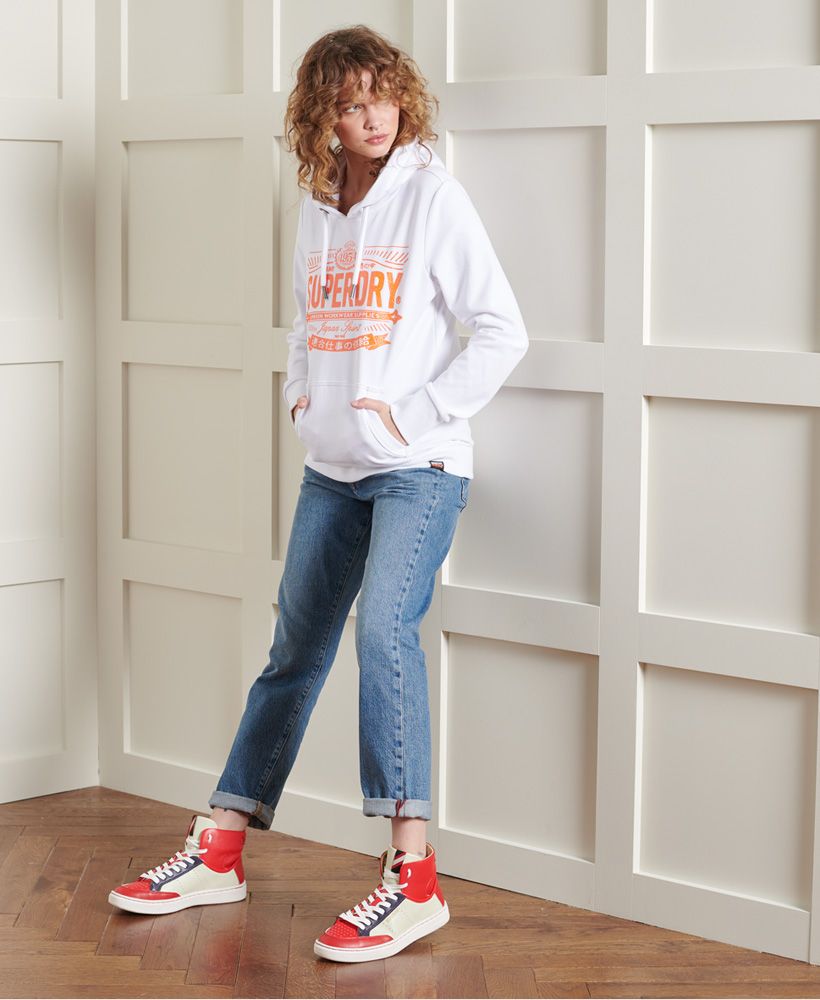 Stand out in the Heritage 23 Standard Hoodie this season featuring a textured glitter logo that gives your standard casual outfit that extra sparkle.Drawstring hoodFront pouch pocketRibbed detailingGlitter textured graphicSignature logo tab