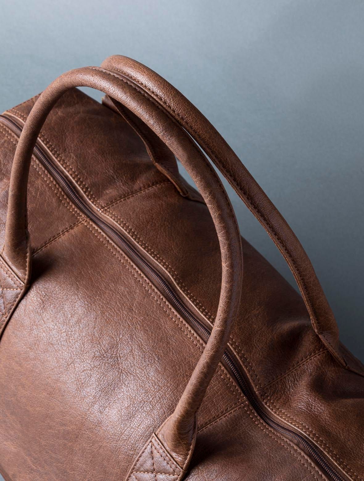 Introducing a classically shaped large leather holdall in buffed brown leather. The Discoverer range are crafted from lightweight leather, but designed to be rugged and stand the test of time. The tan brown leather is paired with brushed brass colour hardware. Packed with the features you'd expect from a Lakeland Leather holdall; two external pockets, spacious lined interior, detachable shoulder strap and grab handles.