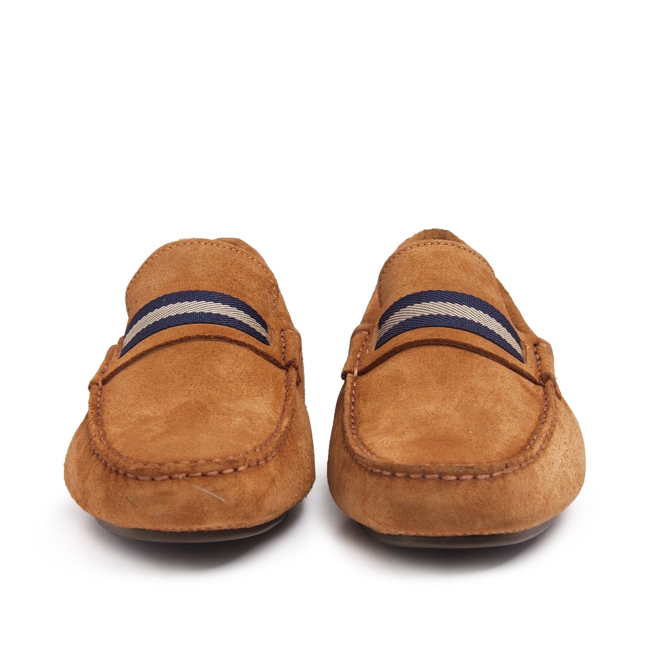 Split leather moccasins with two-color strip and stitched conductive sole. Upper made of split leather. Inner made of leather. Insole made of leather. Sole made of Polyurethane. This product is manufactured in Spain.