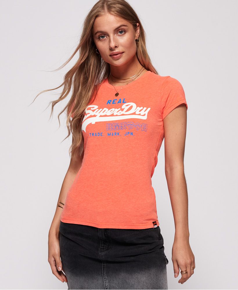 Superdry women's Vintage Logo duo t-shirt. This t-shirt features a classic crew neck with ribbed hem and short sleeves. Completing this t-shirt is a textured Superdry print with a numbered graphic on the sleeve and a discrete Superdry logo on the hem. Pair with jeans or a denim skirt for a casual daytime look.